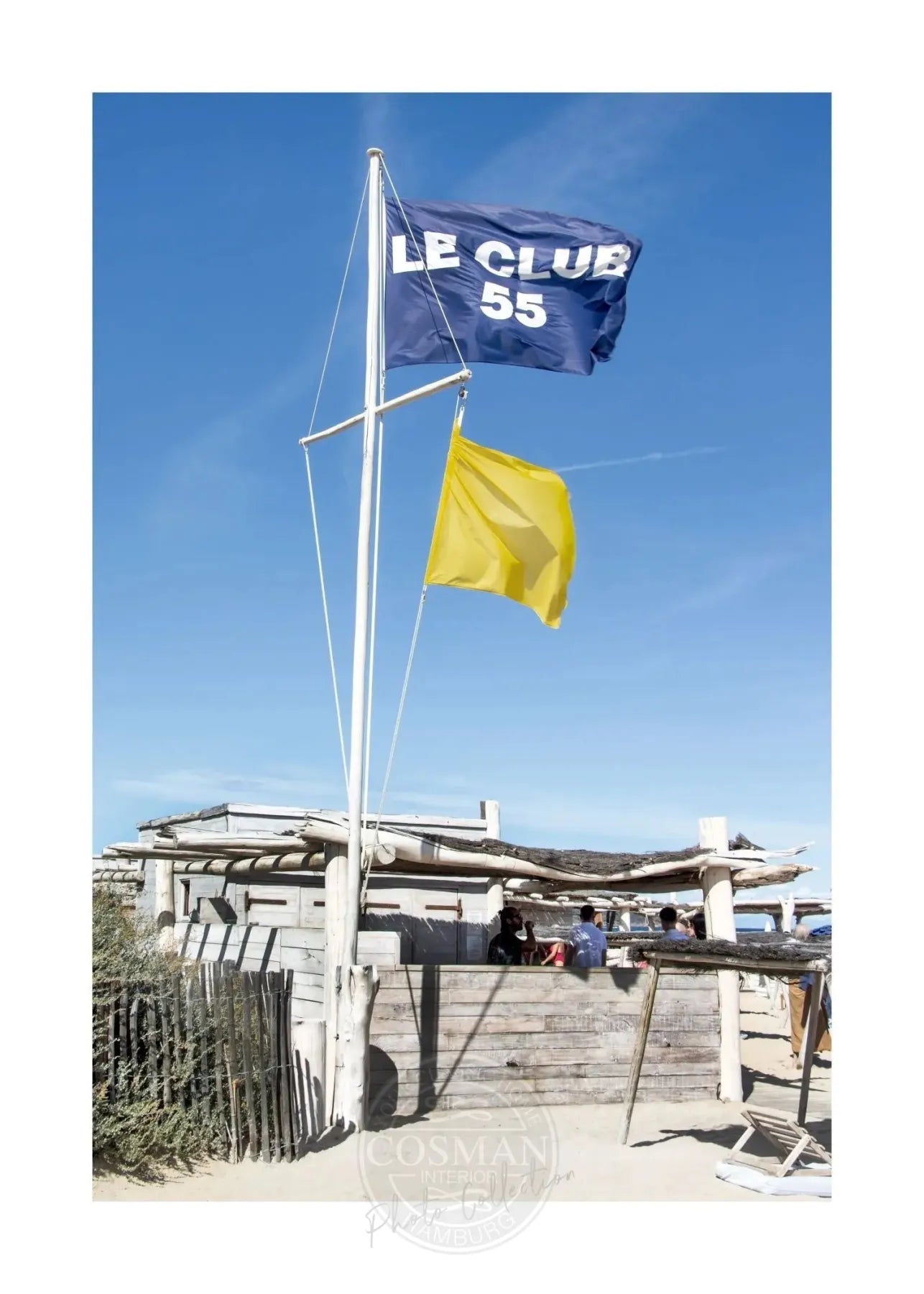 Schwarz-weiß Poster von Saint Tropez ’Le Club 55’ von Cosman-Photocollection, A4-Größe, mit weißem Rand.