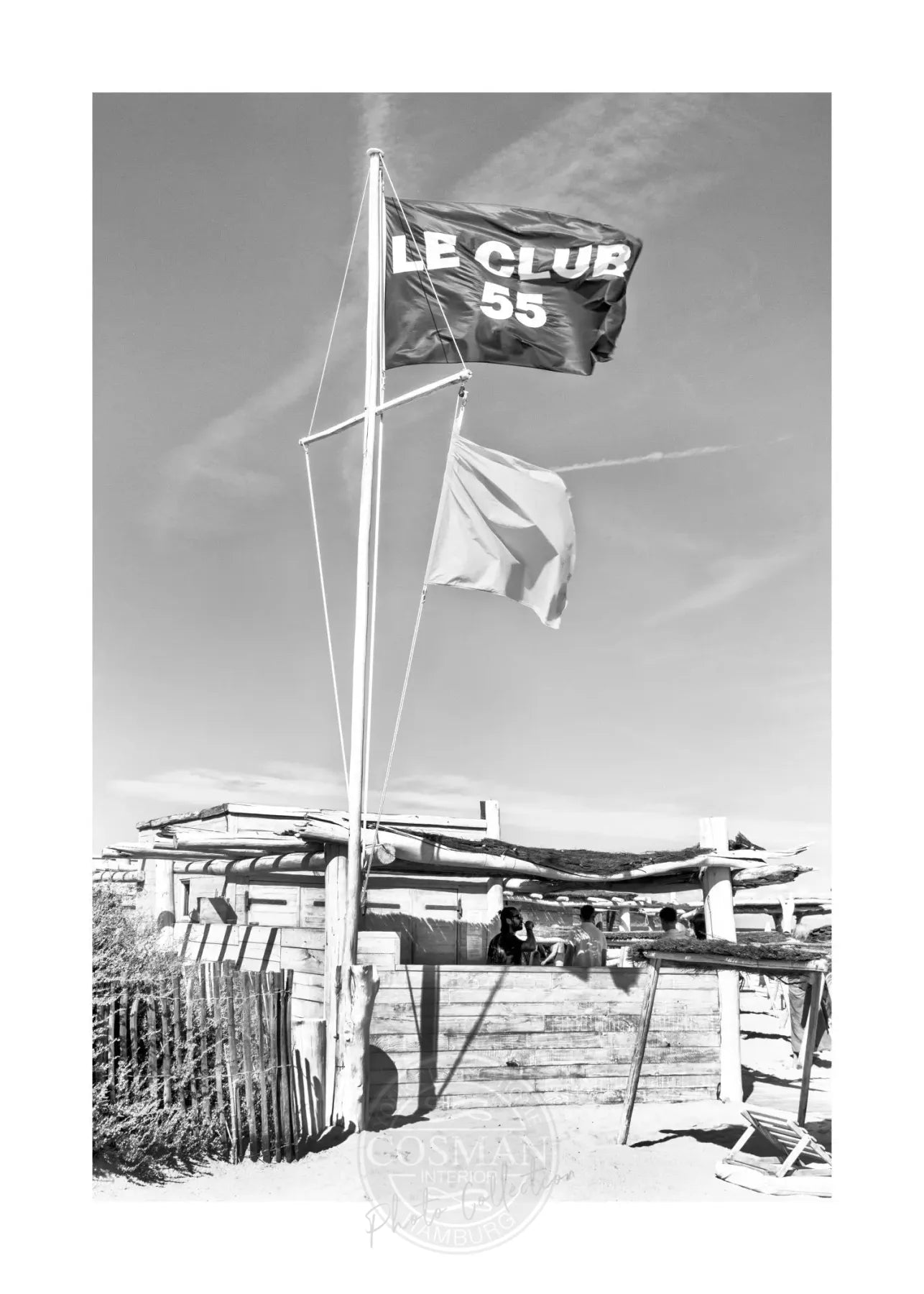 Schwarz-weiß Poster von Saint Tropez ’Le Club 55’ von Cosman-Photocollection, A4-Größe, mit weißem Rand.