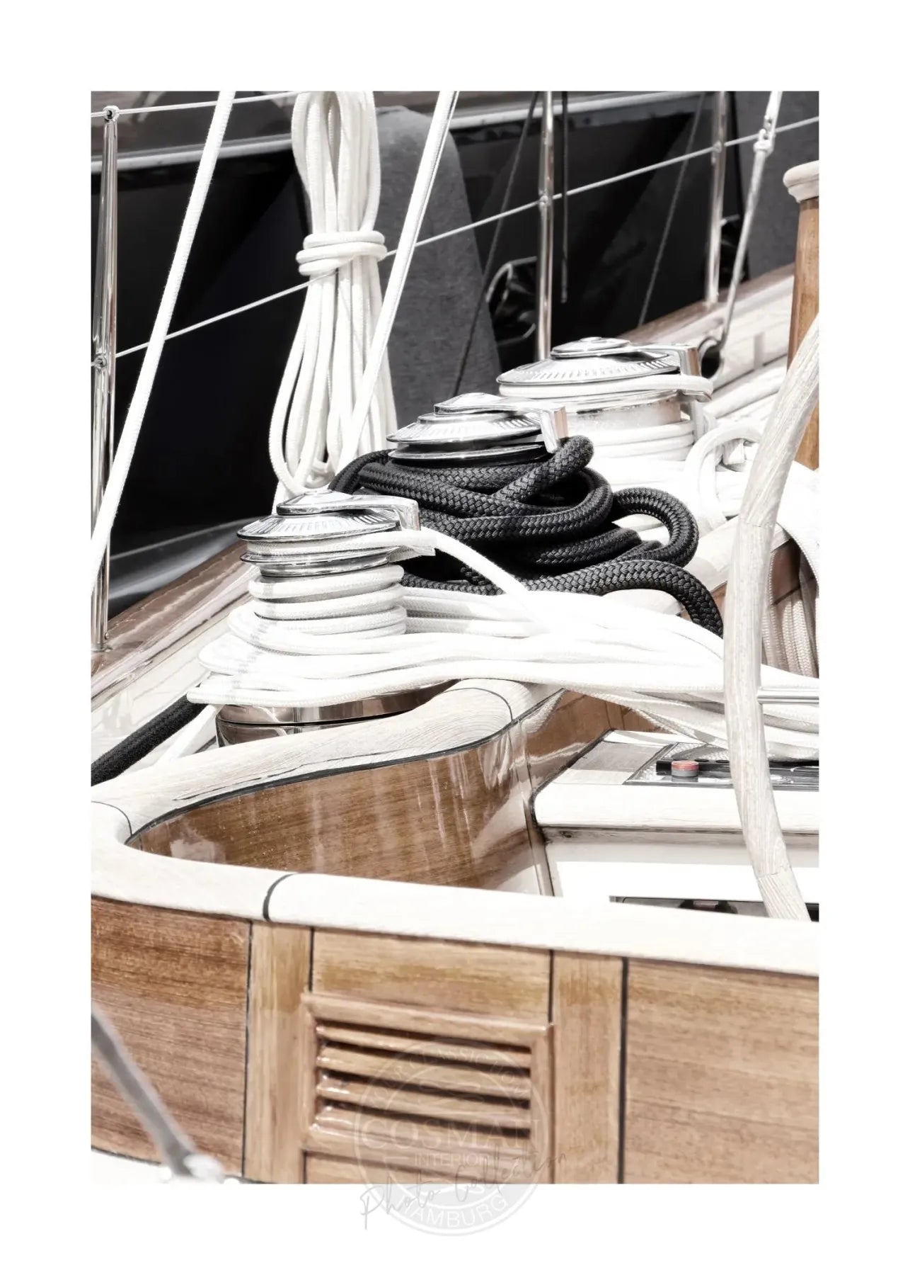 Schwarz-weiß Poster eines Segelboots in Saint Tropez, 21x29,7 cm, von Cosman-Photocollection, mit weißem Rand.