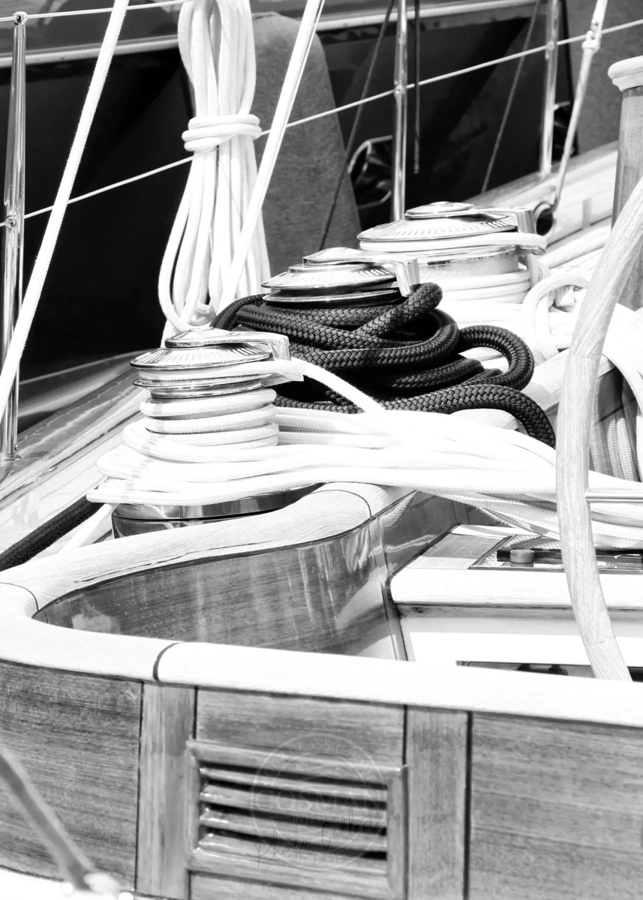 Schwarz-weiß Poster mit Segelboot in Saint Tropez, 21x29,7 cm, von Cosman-Photocollection, mit weißem Rand.