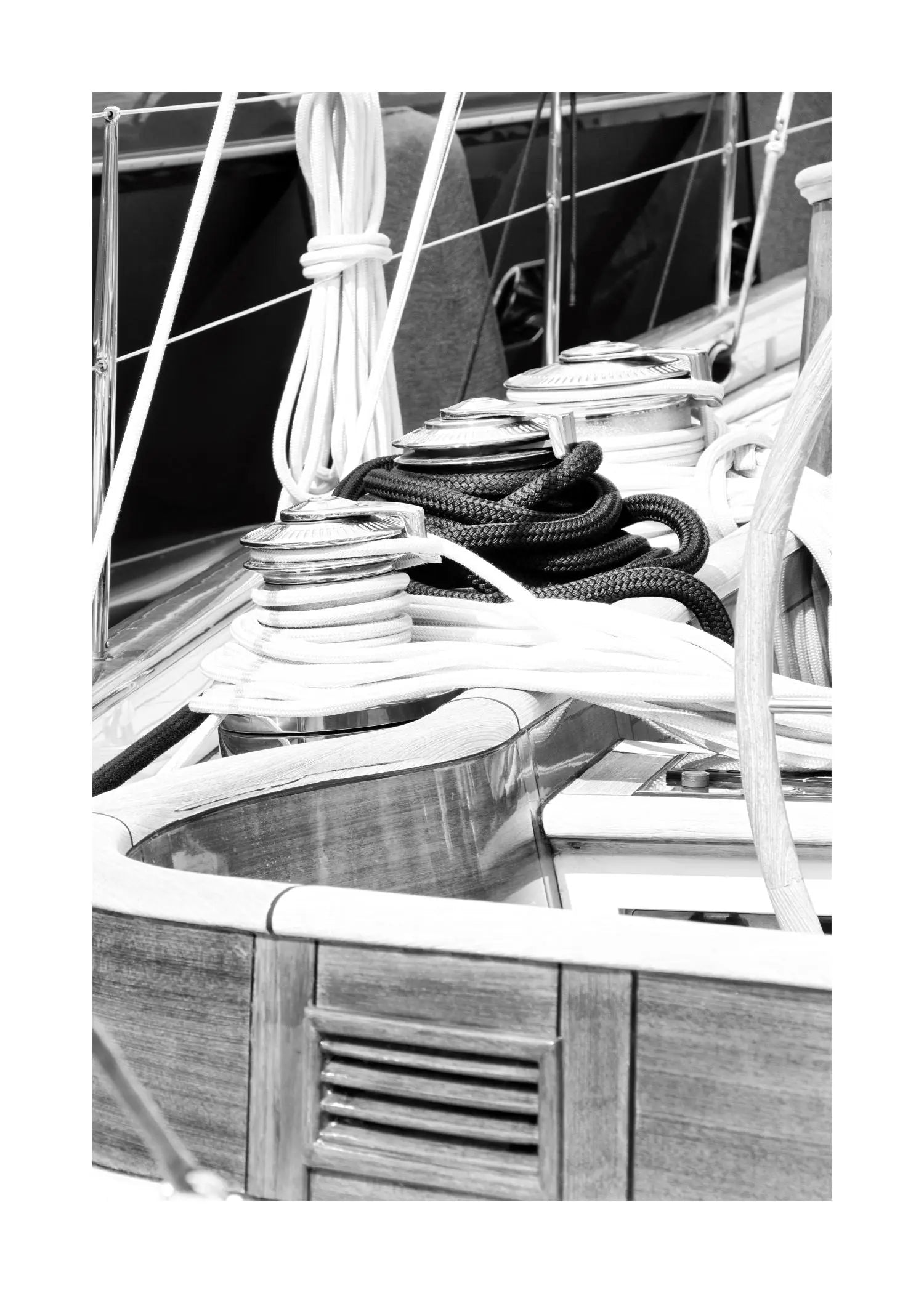 Schwarz-weiß Poster eines Segelboots in Saint Tropez, A4-Größe, von Cosman-Photocollection, mit weißem Rand.
