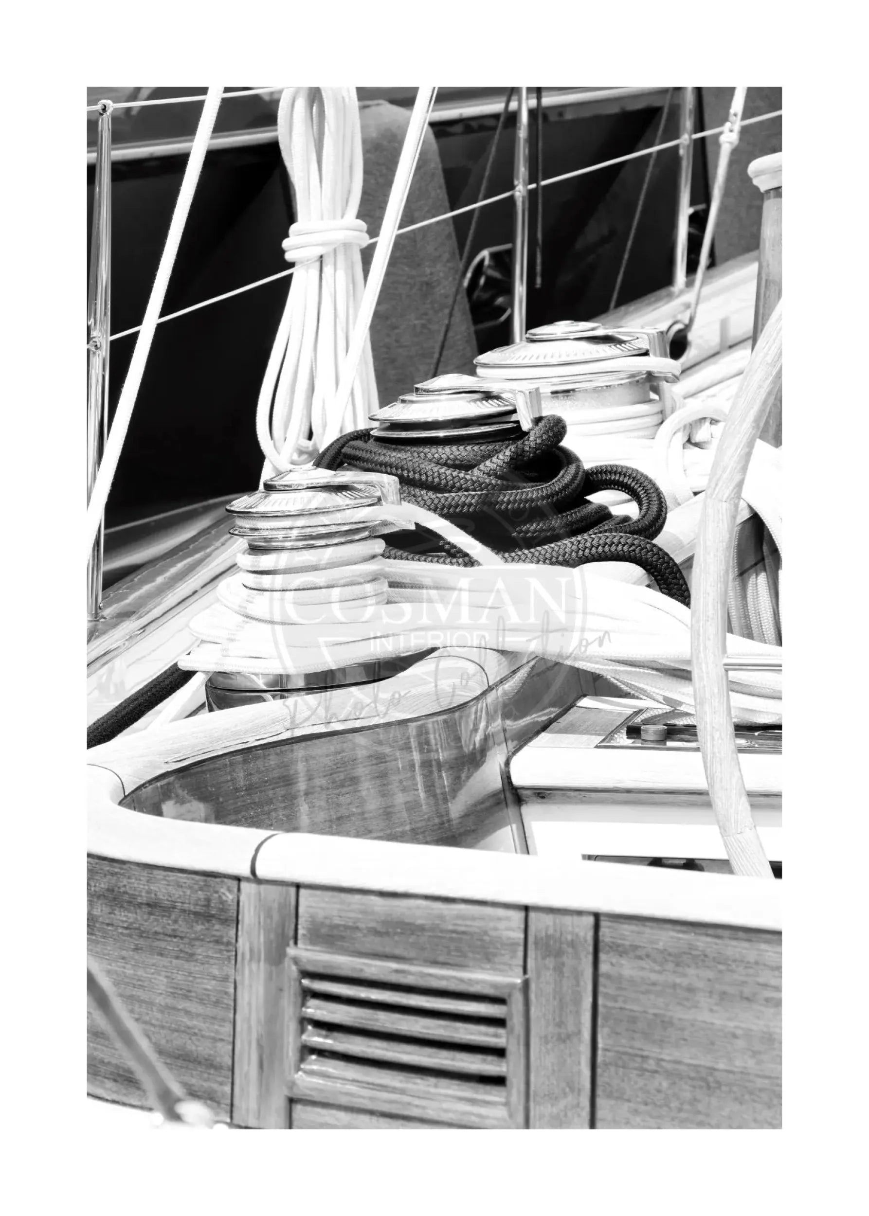 Schwarz-weiß Poster eines Segelboots in Saint Tropez, A4-Größe, von Cosman-Photocollection, mit weißem Rand.