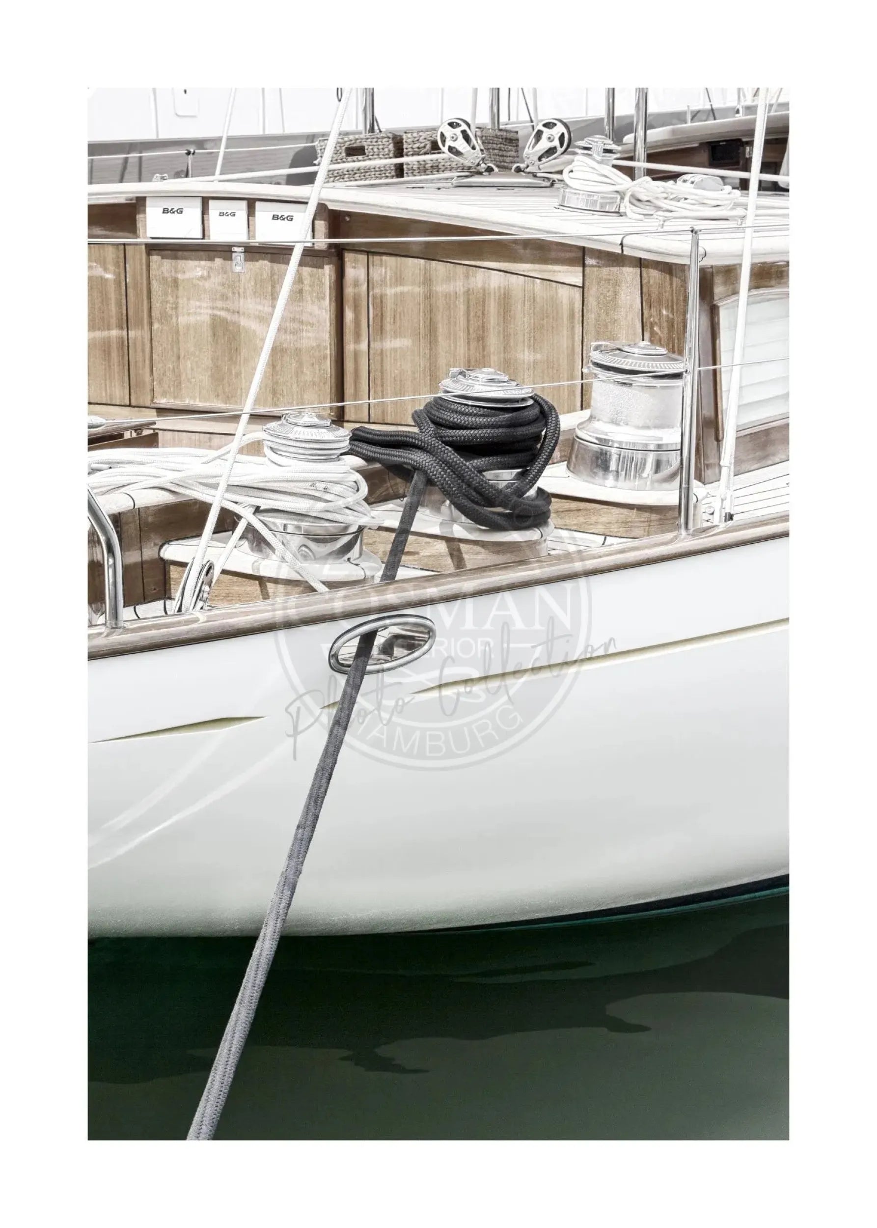 Schwarz-weiß Poster eines Segelboots in Saint Tropez, 21x29,7 cm, von Cosman-Photocollection, mit weißem Rand.