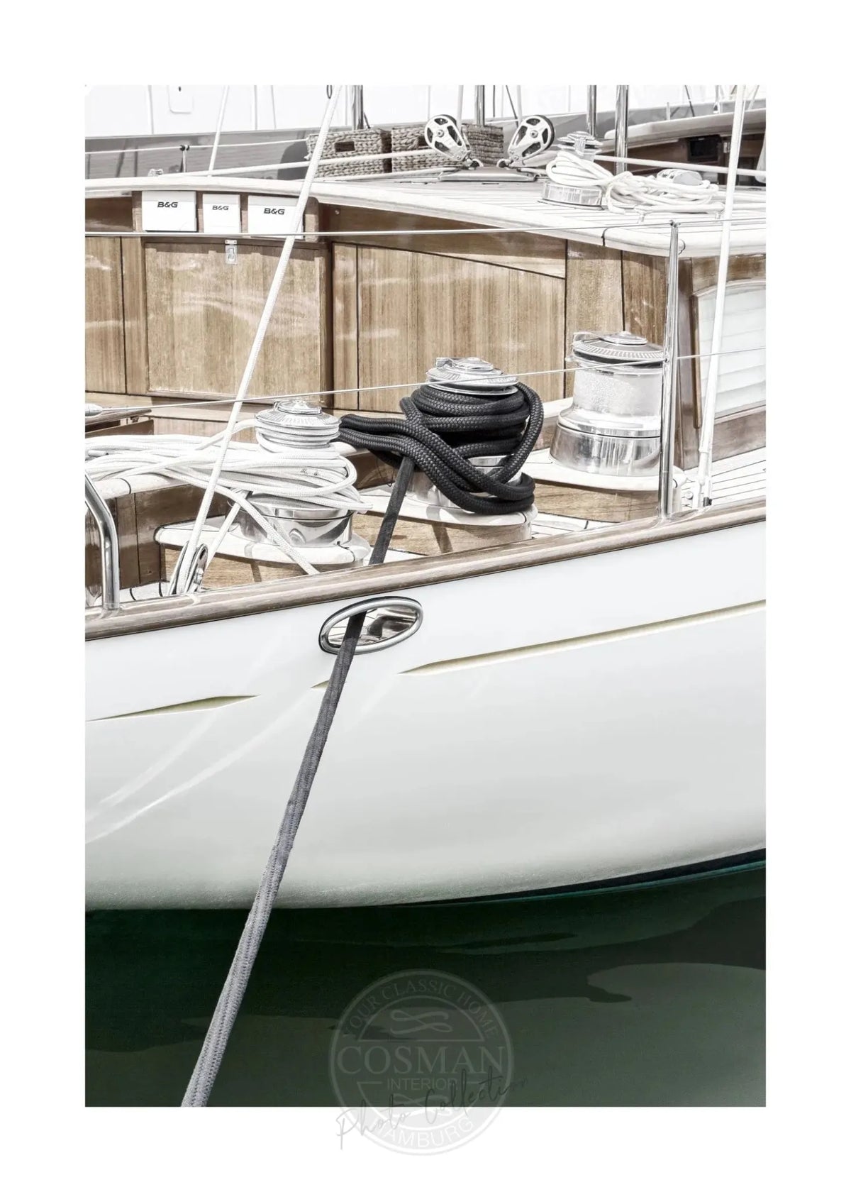 Schwarz-weiß Poster eines Segelboots in Saint Tropez, 21x29,7 cm, von Cosman-Photocollection, mit weißem Rand.