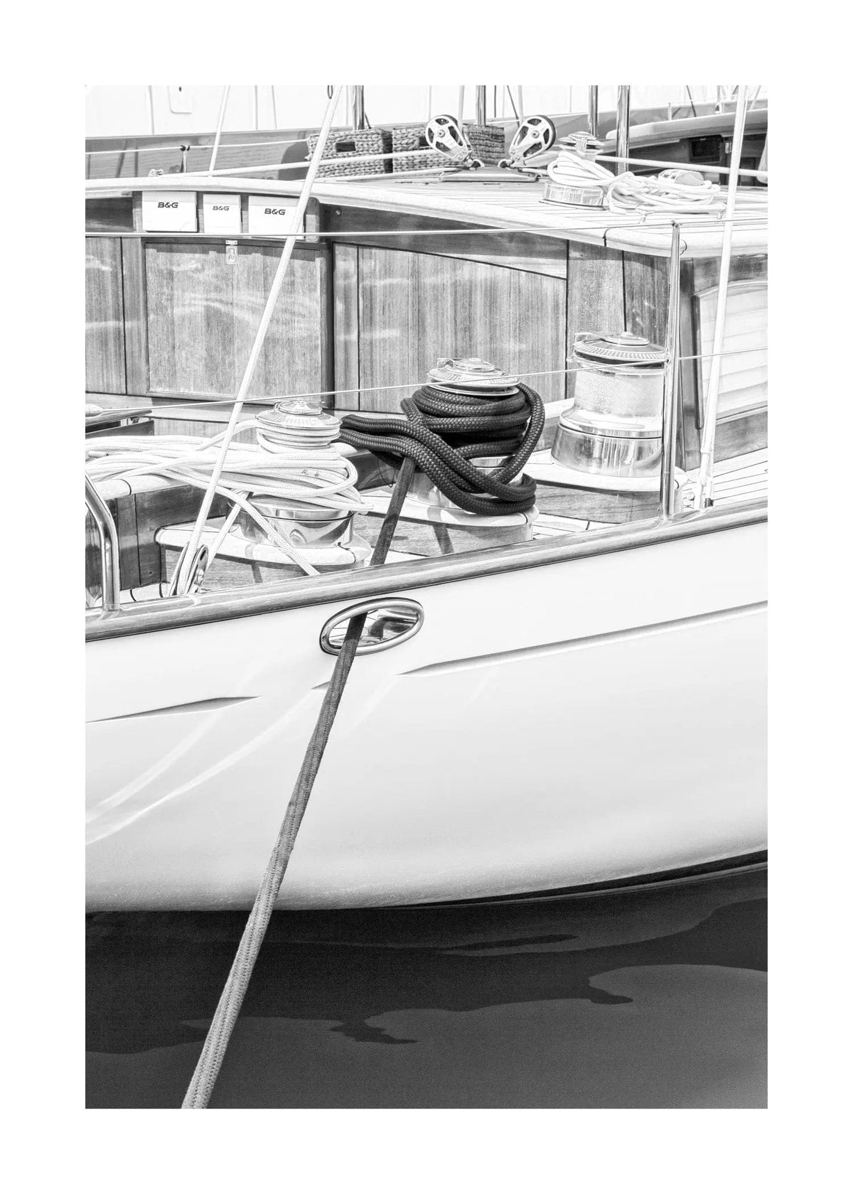 Schwarz-weiß Poster eines Segelboots in Saint Tropez, von Cosman-Photocollection, A4-Größe, mit weißem Rand.