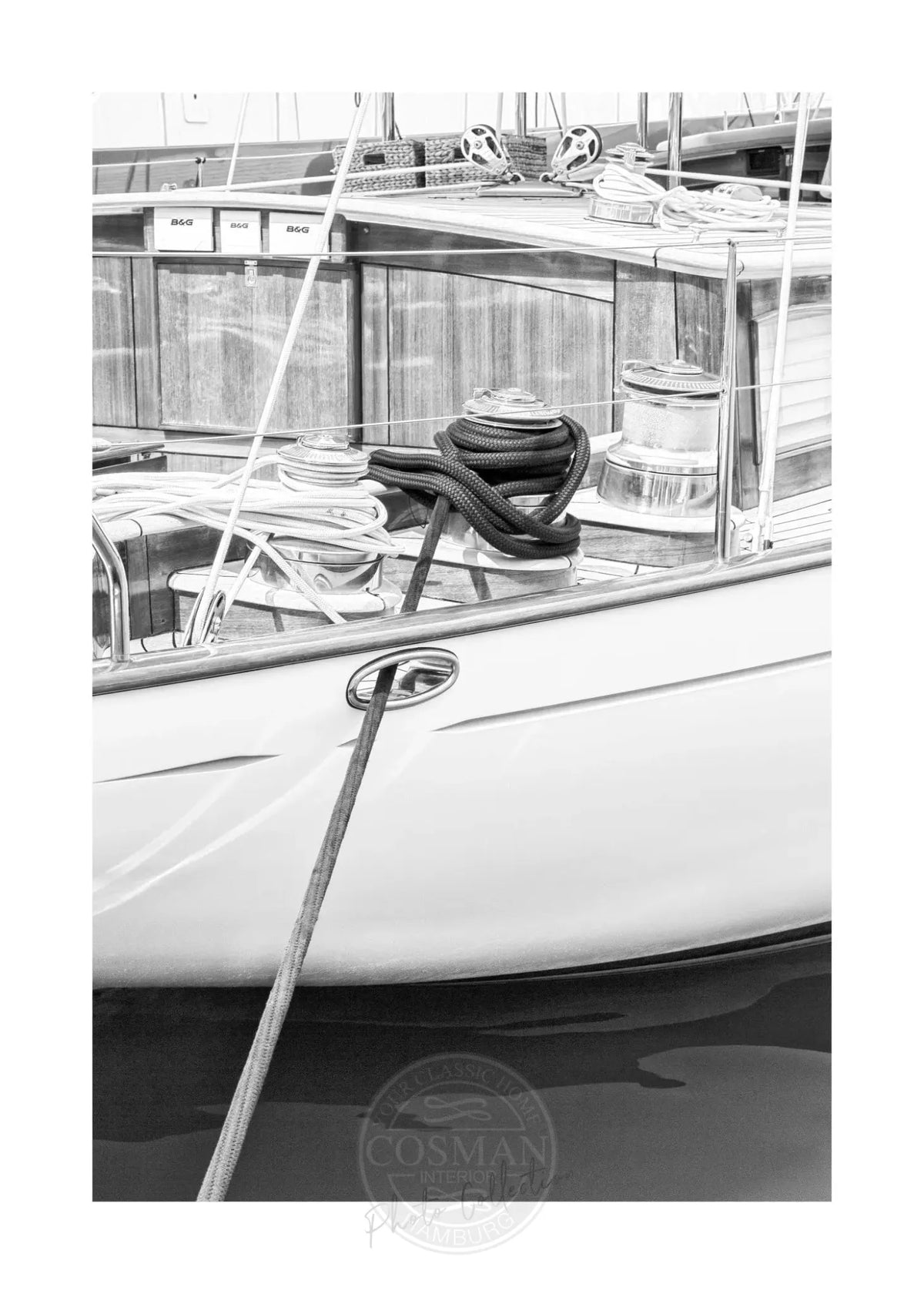 Schwarz-weiß Poster eines Segelboots in Saint Tropez, von Cosman-Photocollection, A4-Größe, mit weißem Rand.