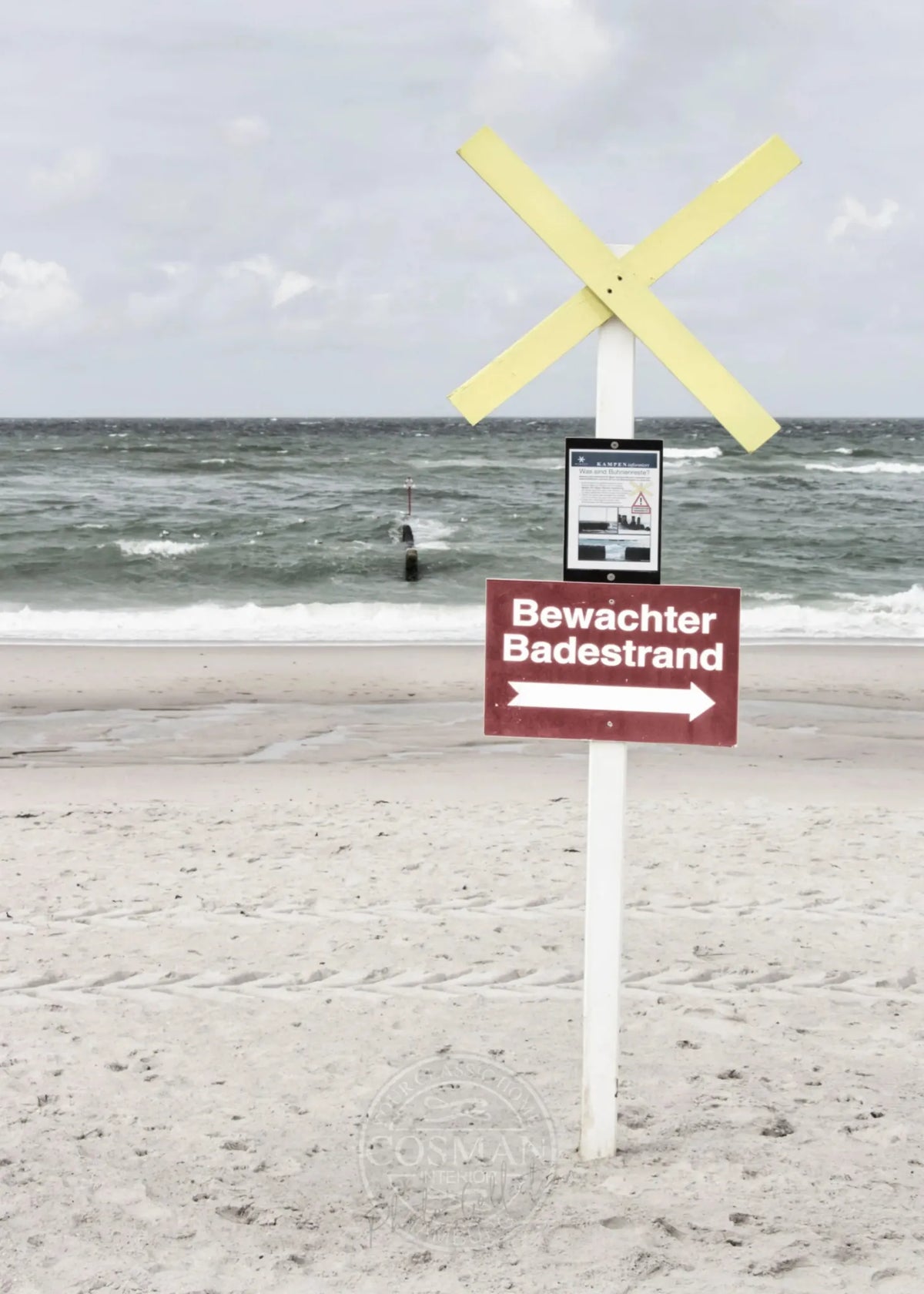 Schwarz-Weiß-Poster von Sylt mit Blick auf den bewachten Badestrand, im A4-Format von Cosman-Photocollection.