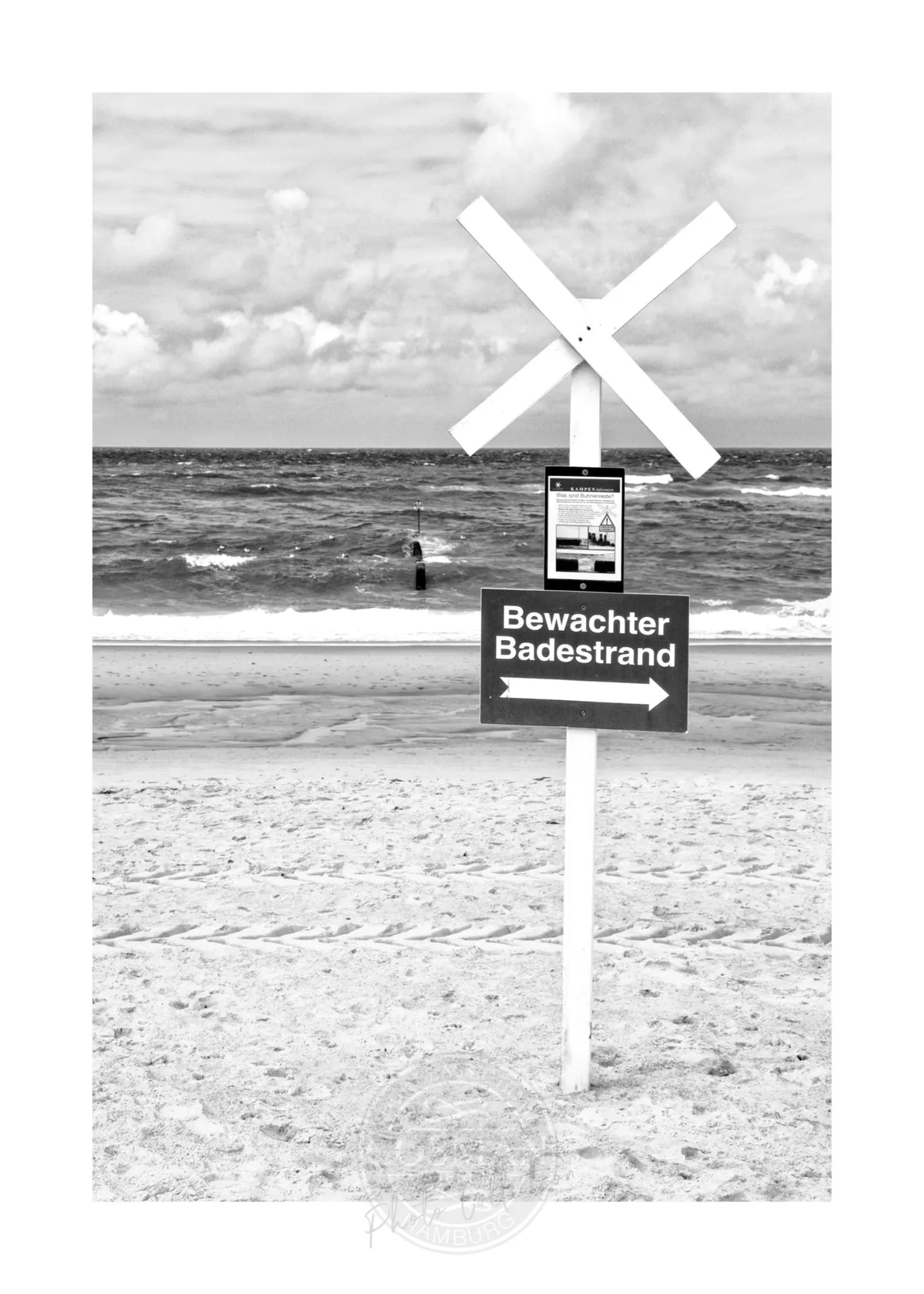 Schwarz-weiß Poster von Cosman-Photocollection mit weißen Rand, zeigt den bewachten Badestrand auf Sylt, A4-Größe 21x29,7 cm