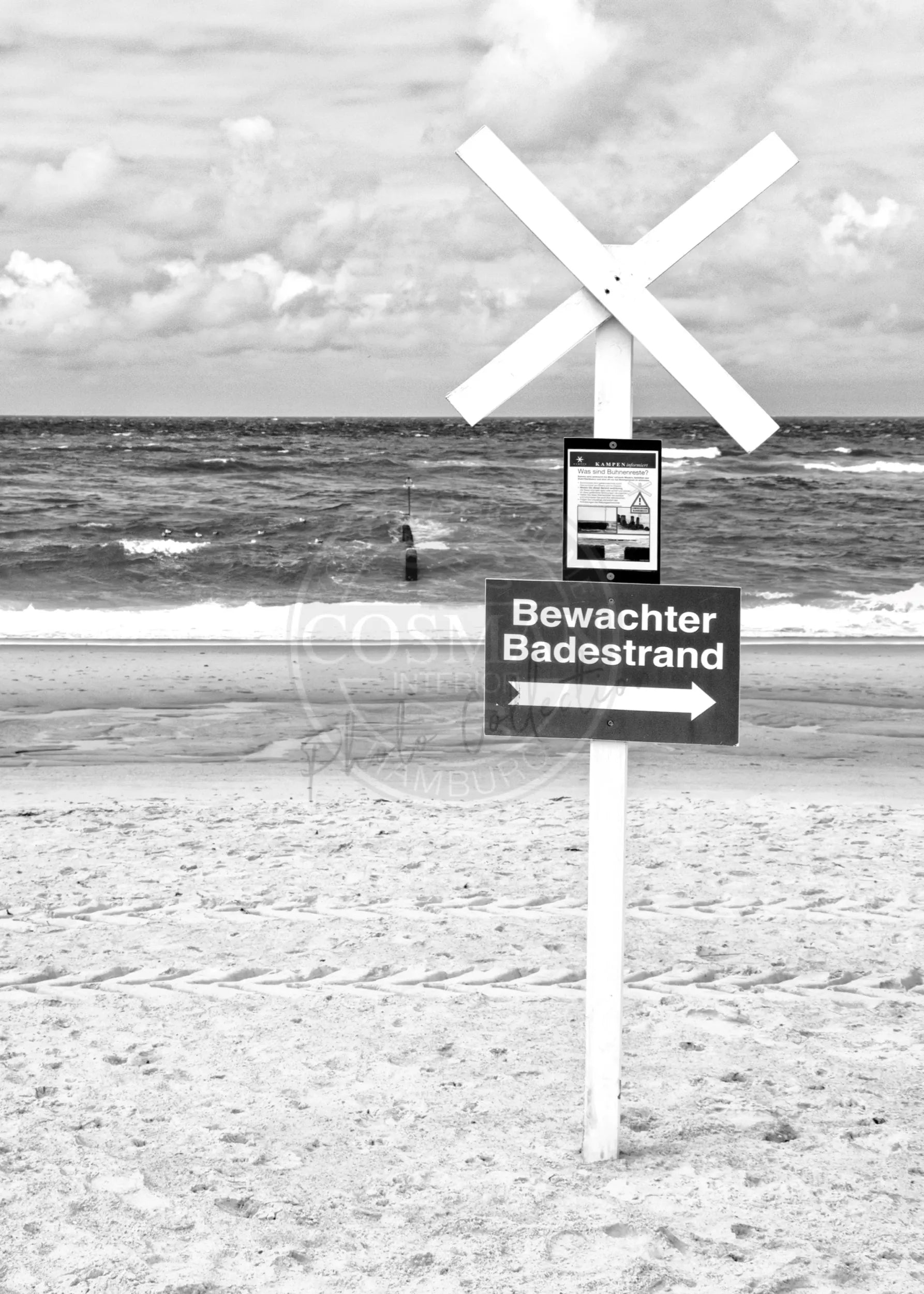 Schwarz-Weiß-Poster von Sylt mit Blick auf den bewachten Badestrand, 21x29,7 cm, von Cosman-Photocollection.