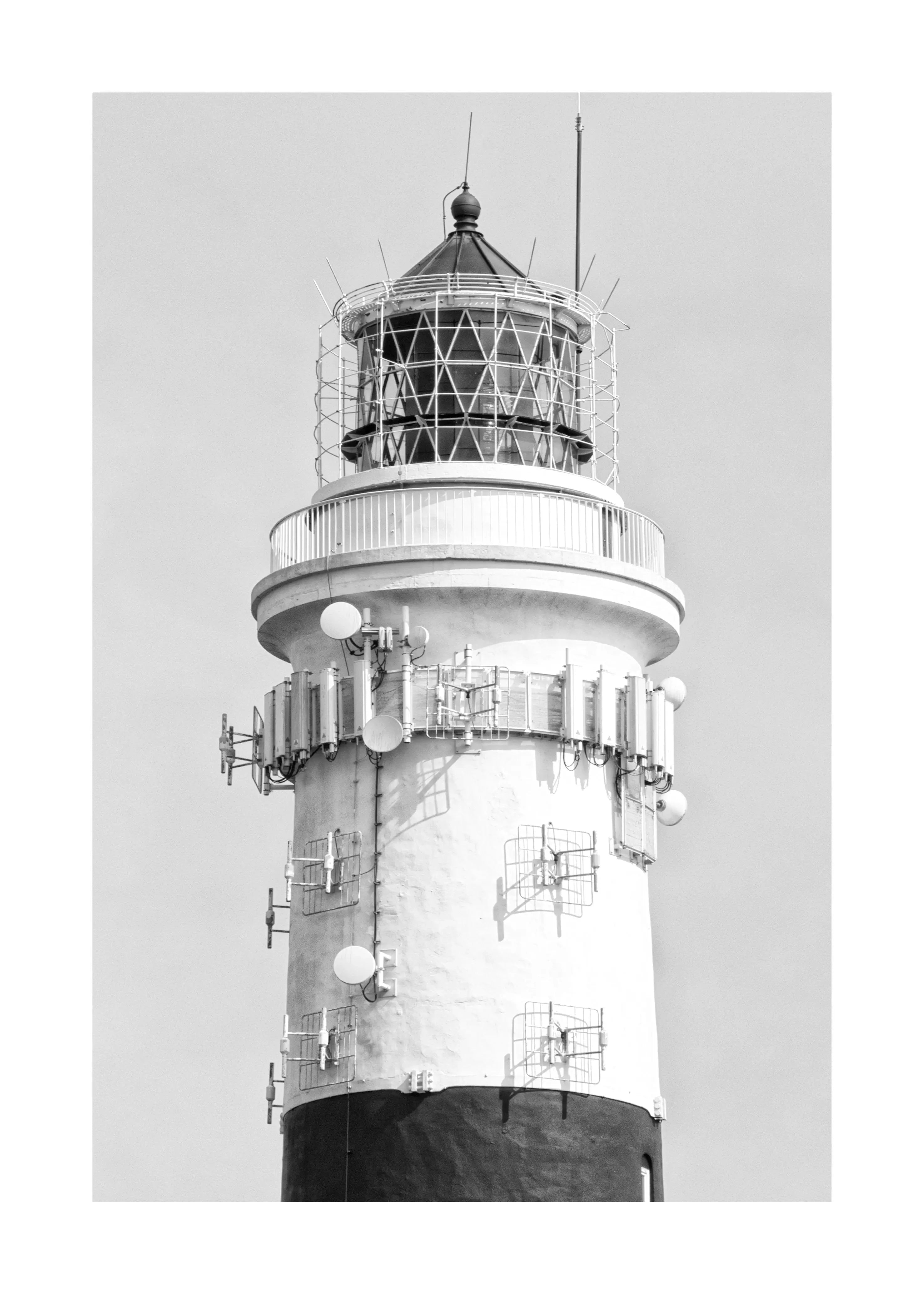 Schwarz-weiß Poster des Leuchtturms Kampen auf Sylt von Cosman-Photocollection, A4-Größe, mit weißem Rand.