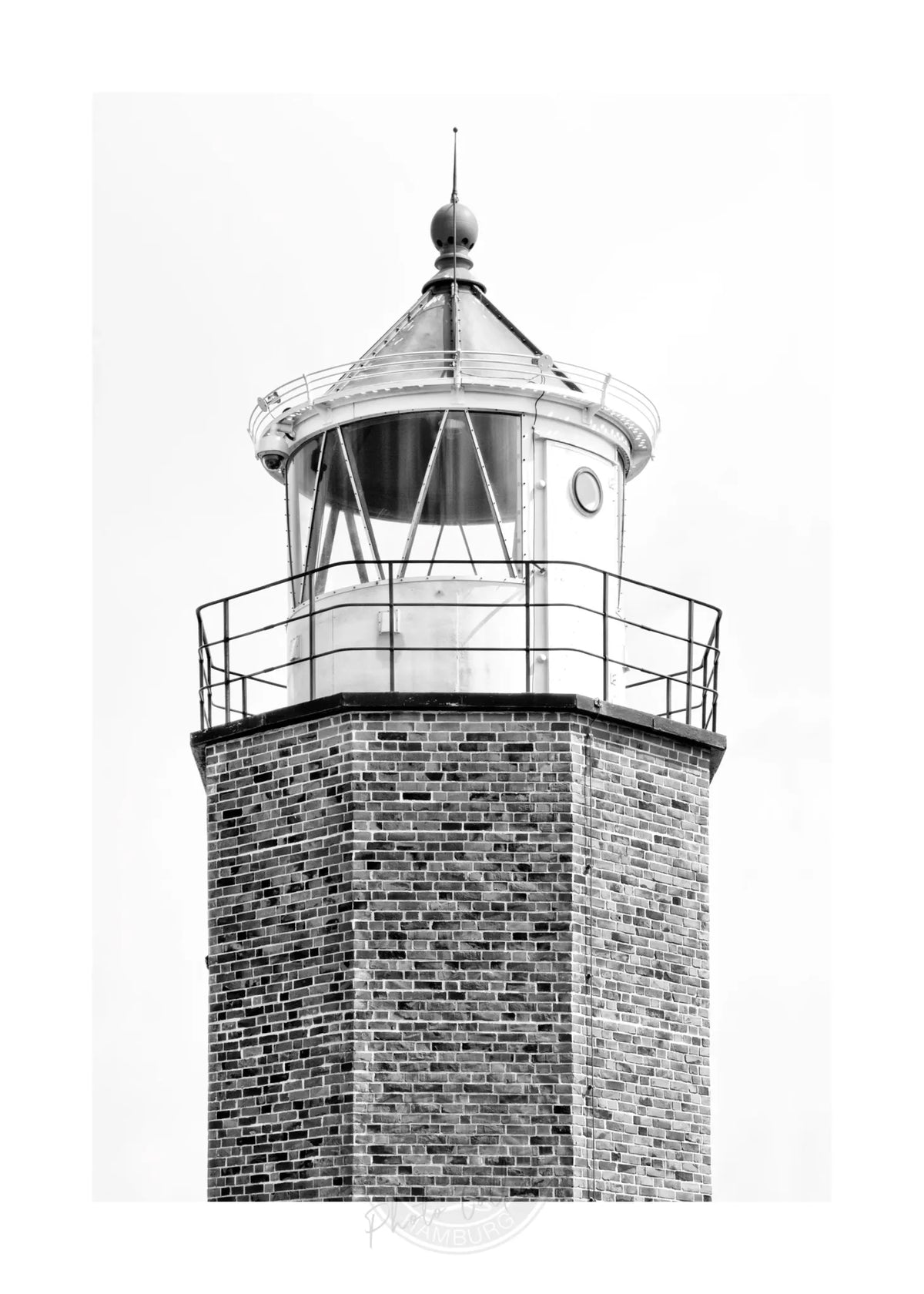 Schwarzer-Weiß-Poster von Sylt Leuchtturm "Rotes Kliff" von Cosman-Photocollection, A4-Größe, mit weißem Rand.