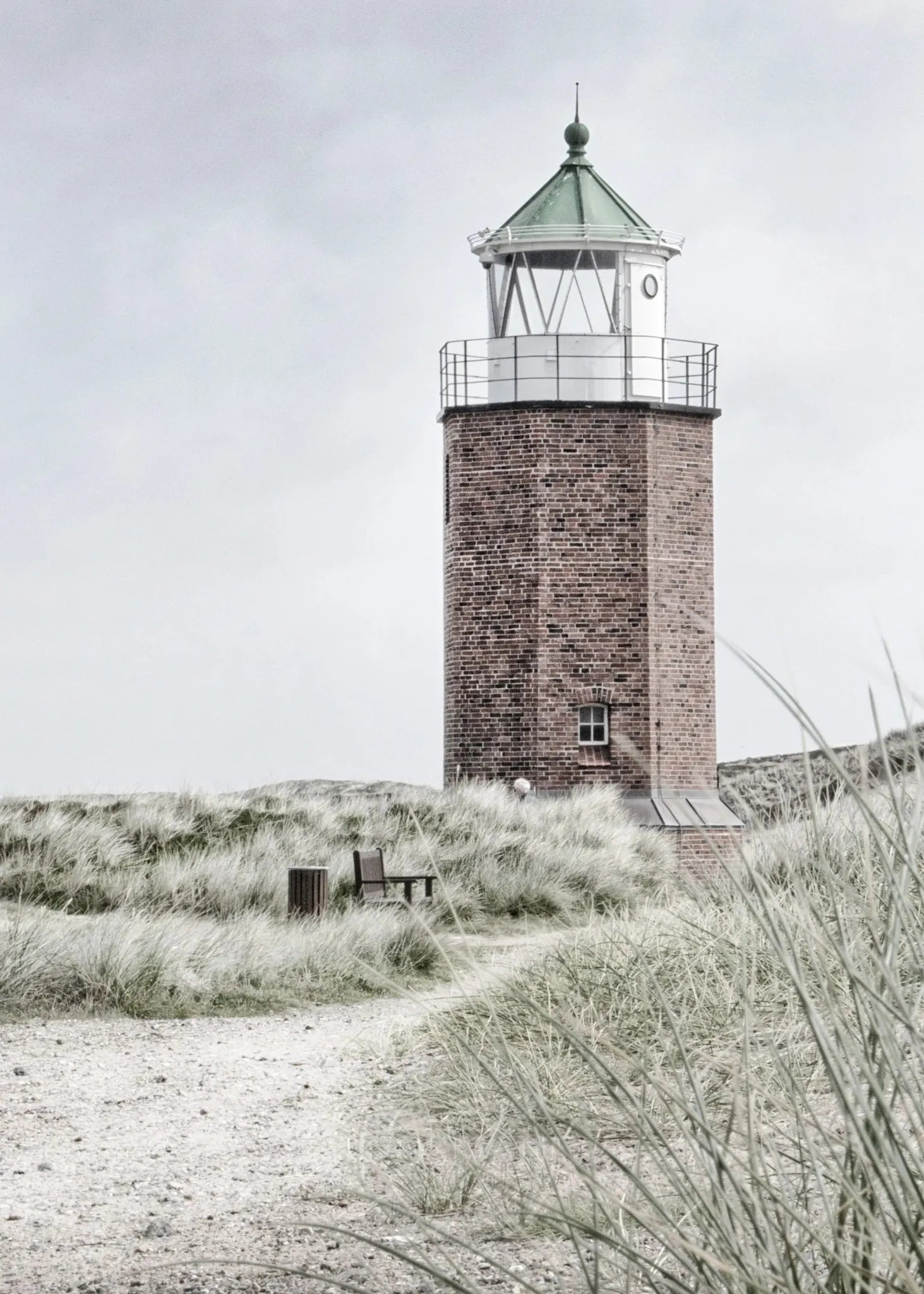 Schwarzweiß-Poster des Leuchtturms "Rotes Kliff" auf Sylt von Cosman-Photocollection, A4-Druck mit weißem Rand