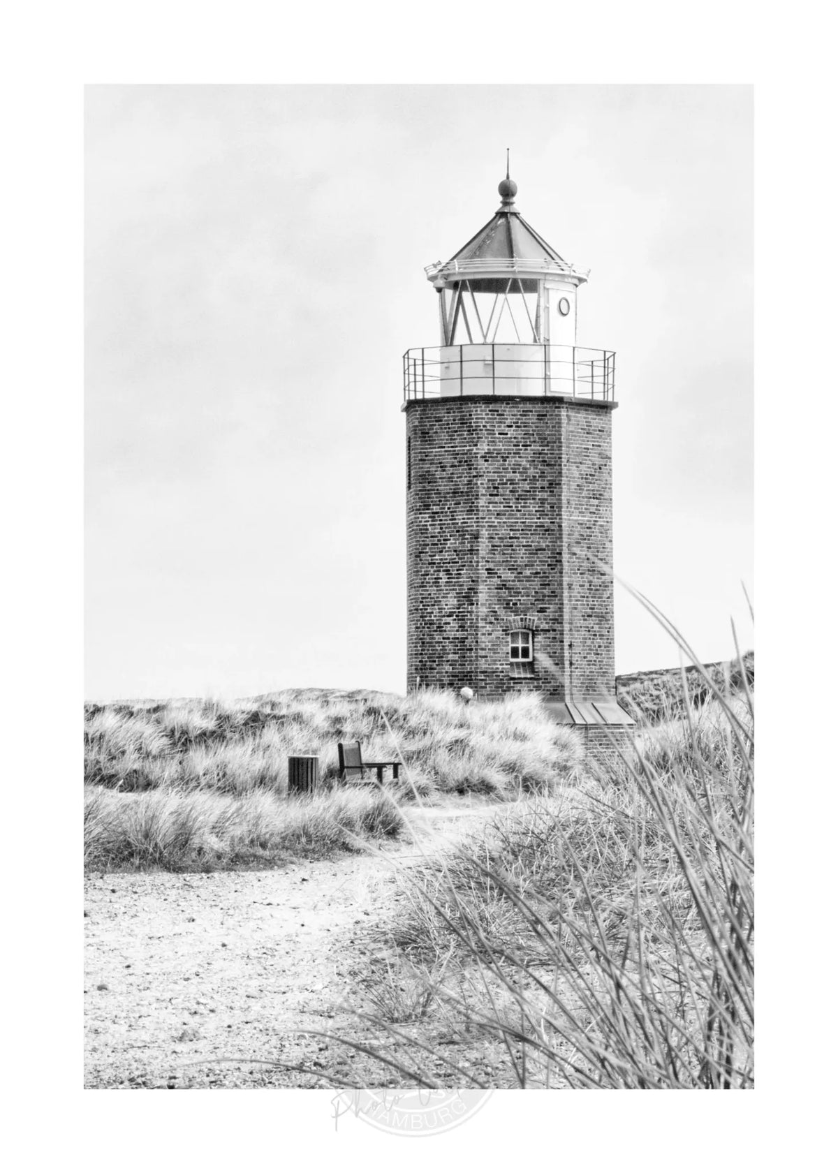 Schwarz-Weiß-Poster des Sylt Leuchtturms "Rotes Kliff" von Cosman-Photocollection, A4-Größe, mit weißem Rand.