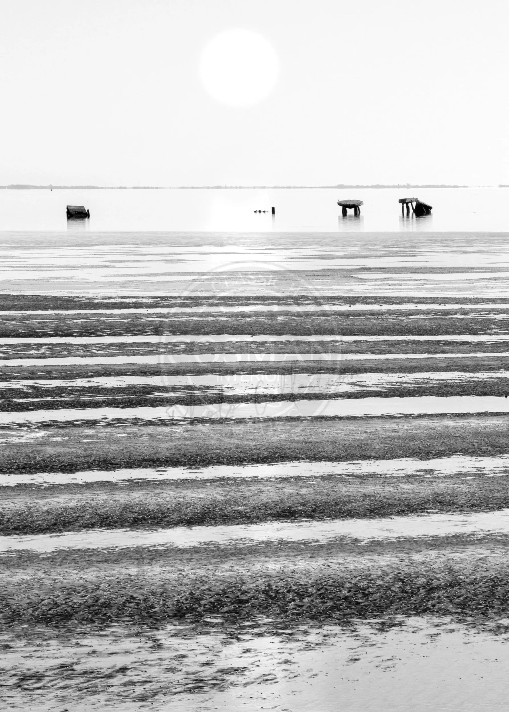 Schwarz-weiß Poster des Wattenmeers auf Sylt von Cosman-Photocollection, A4 Größe, mit weißem Rand.