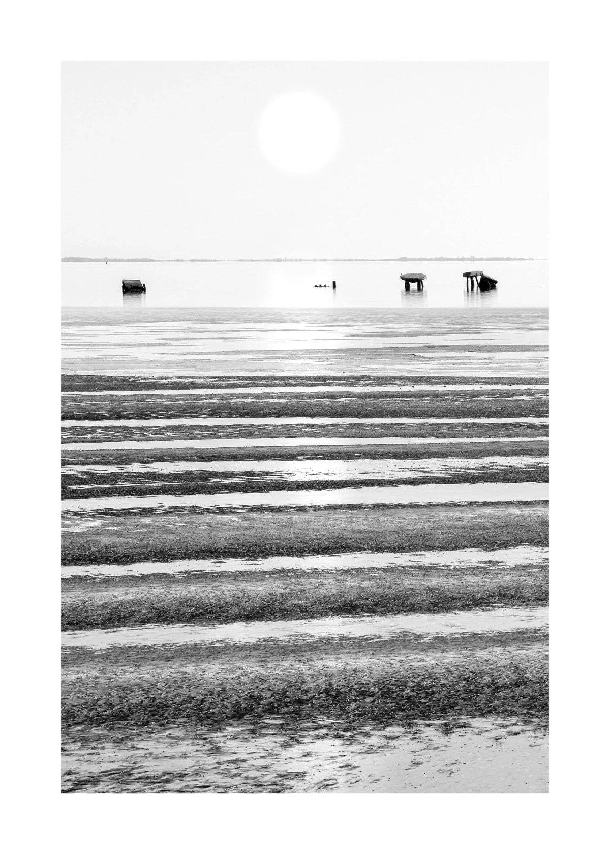 Schwarz-weiß Poster von Sylt mit Wattenmeer-Motiv, 21x29,7 cm, von Cosman-Photocollection, mit weißem Rand
