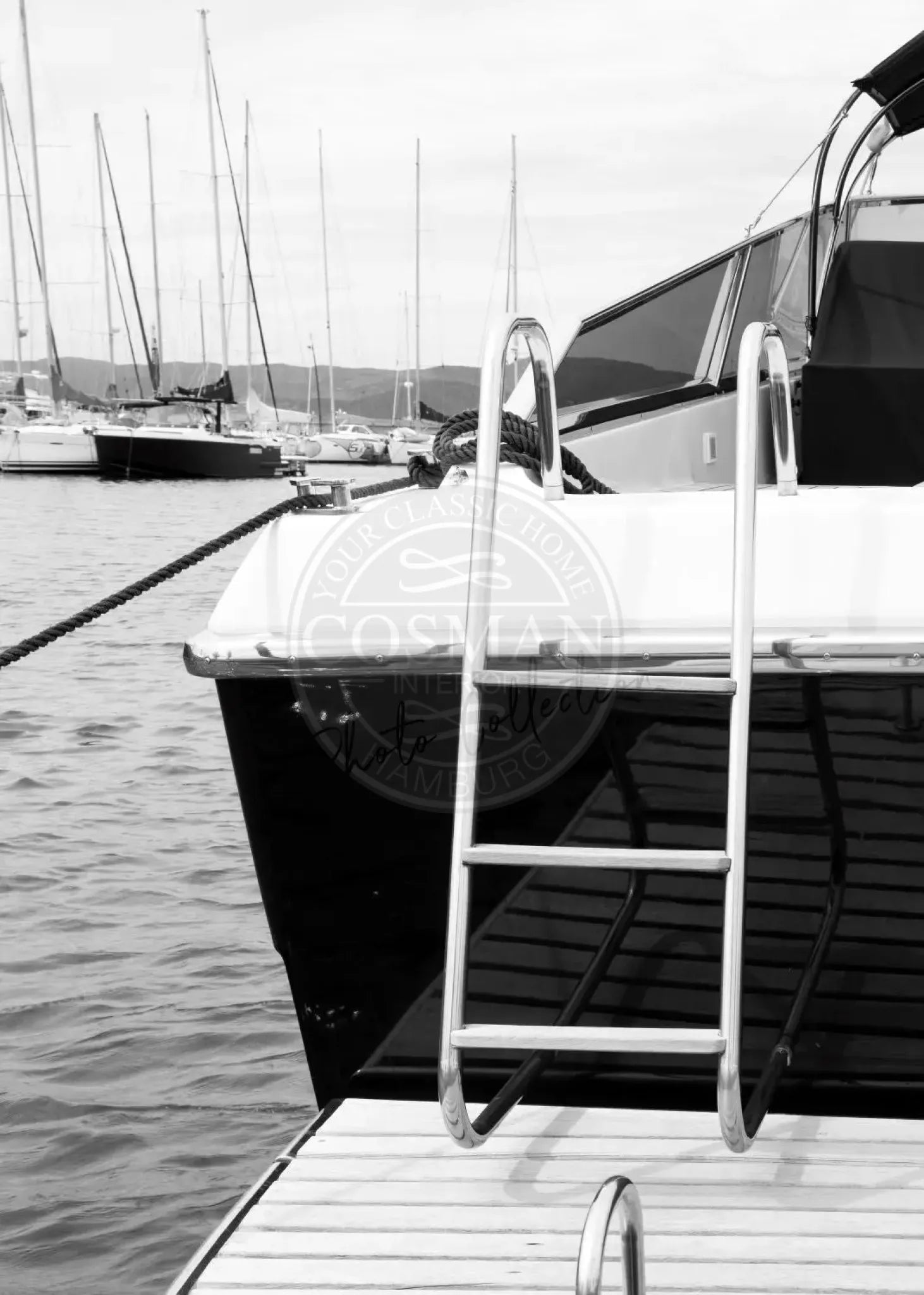 Schwarz-weiß Poster ’Yacht’ Saint Tropez von Cosman-Photocollection, A4-Größe, mit weißem Rand, maritime Segelbootaufnahme