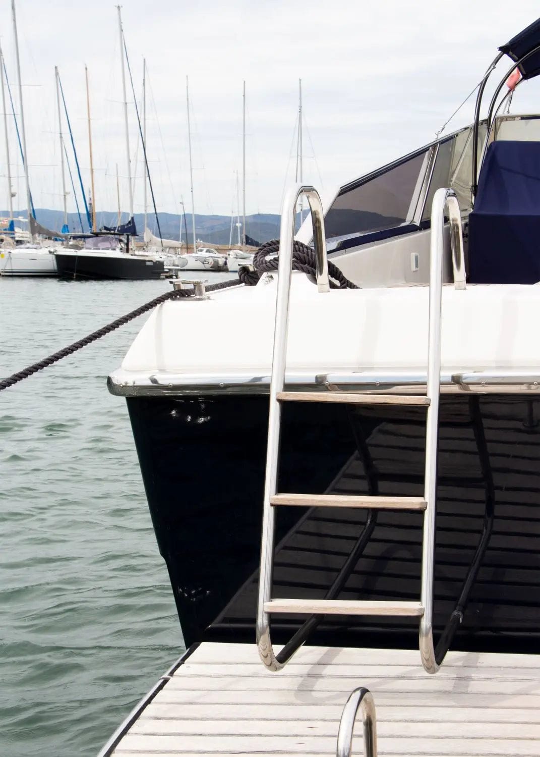 Schwarz-Weiß-Poster 'Yacht' Saint Tropez von Cosman-Photocollection, A4-Größe, mit weißem Rand, maritime Atmosphäre