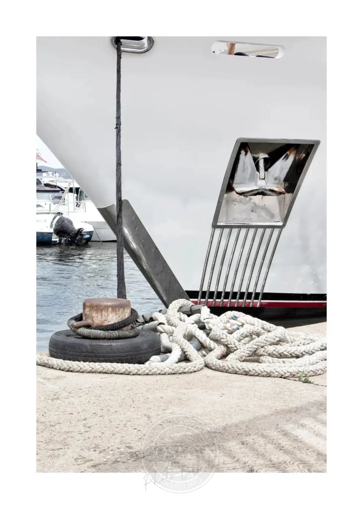 Schwarz-weiß Poster 'Yacht' Saint Tropez von Cosman-Photocollection, A4 Größe, mit weißem Rand, zeigt eine luxuriöse Yacht.