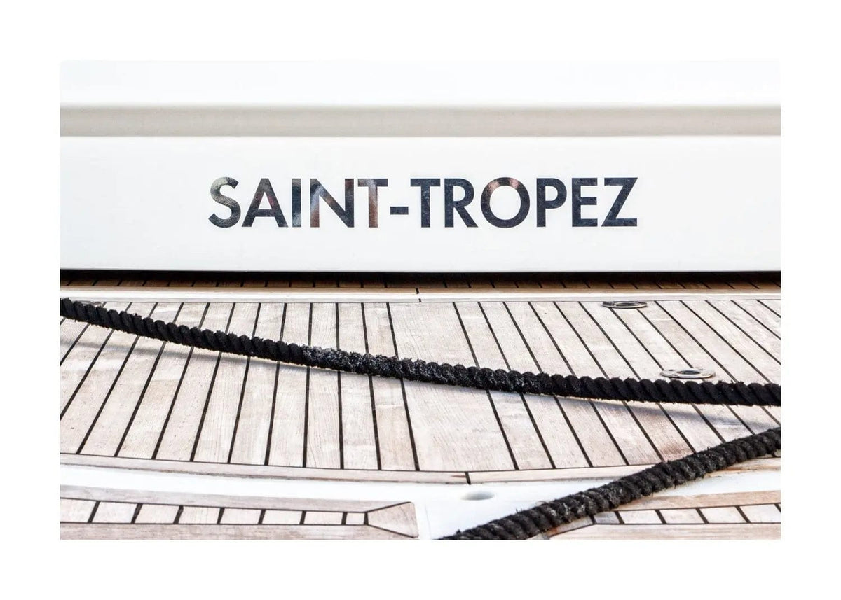 Schwarz-weiß Poster mit Boot in Saint Tropez, 29,7 x 21 cm, von Cosman-Photocollection, mit weißem Rand.
