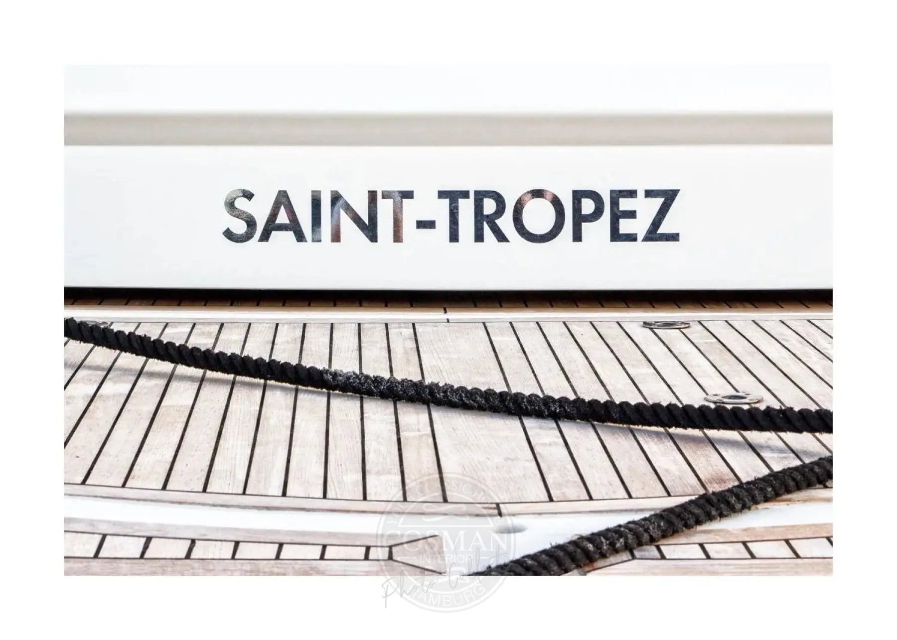 Schwarz-weiß Poster mit Boot in Saint Tropez, 29,7 x 21 cm, von Cosman-Photocollection, mit weißem Rand.