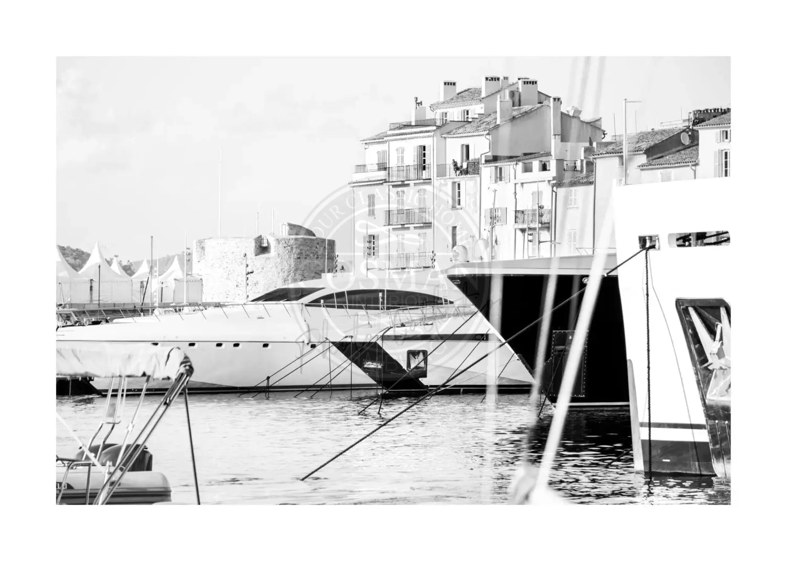 Schwarzweiß-Poster „Hafen Saint Tropez“ von Cosman-Photocollection, A4-Größe, mit weißem Rand, maritime Szene.