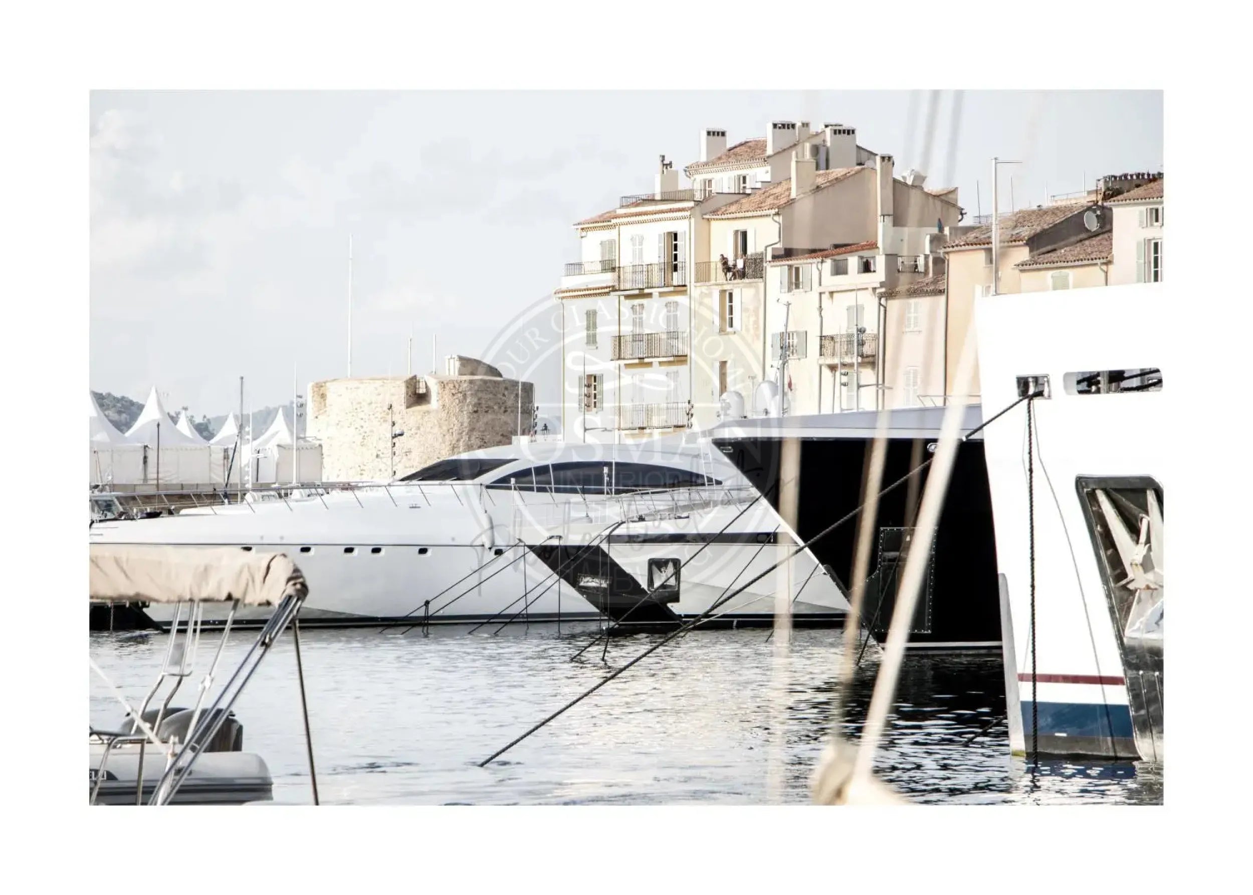 Schwarz-Weiß-Poster „Hafen“ Saint Tropez von Cosman-Photocollection, A4-Format mit weißem Rand, maritime Stadtansicht