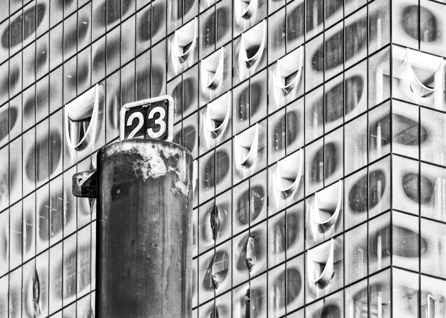 Schwarz-Weiß-Poster von Hamburg Elphi, A4-Format, von Cosman-Photocollection, mit weißem Rand und Blick auf den Hamburger Hafen