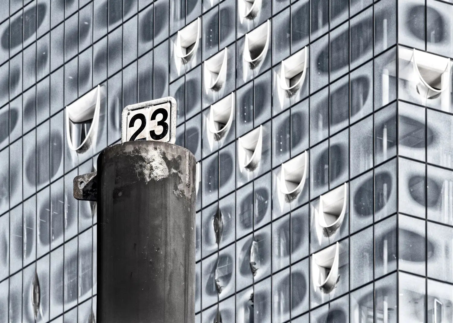 Schwarz-weiß Poster von Hamburg Elphi, A4-Format, von Cosman-Photocollection, mit weißem Rand, detailreiche Stadtaufnahme