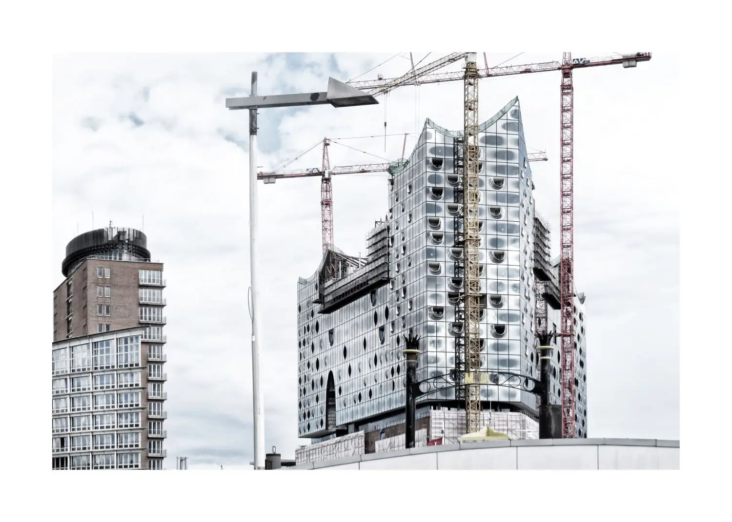 Schwarz-weiß Poster von Hamburg Elphi, 29,7x21cm, von Cosman-Photocollection, mit weißem Rand und urbaner Szene