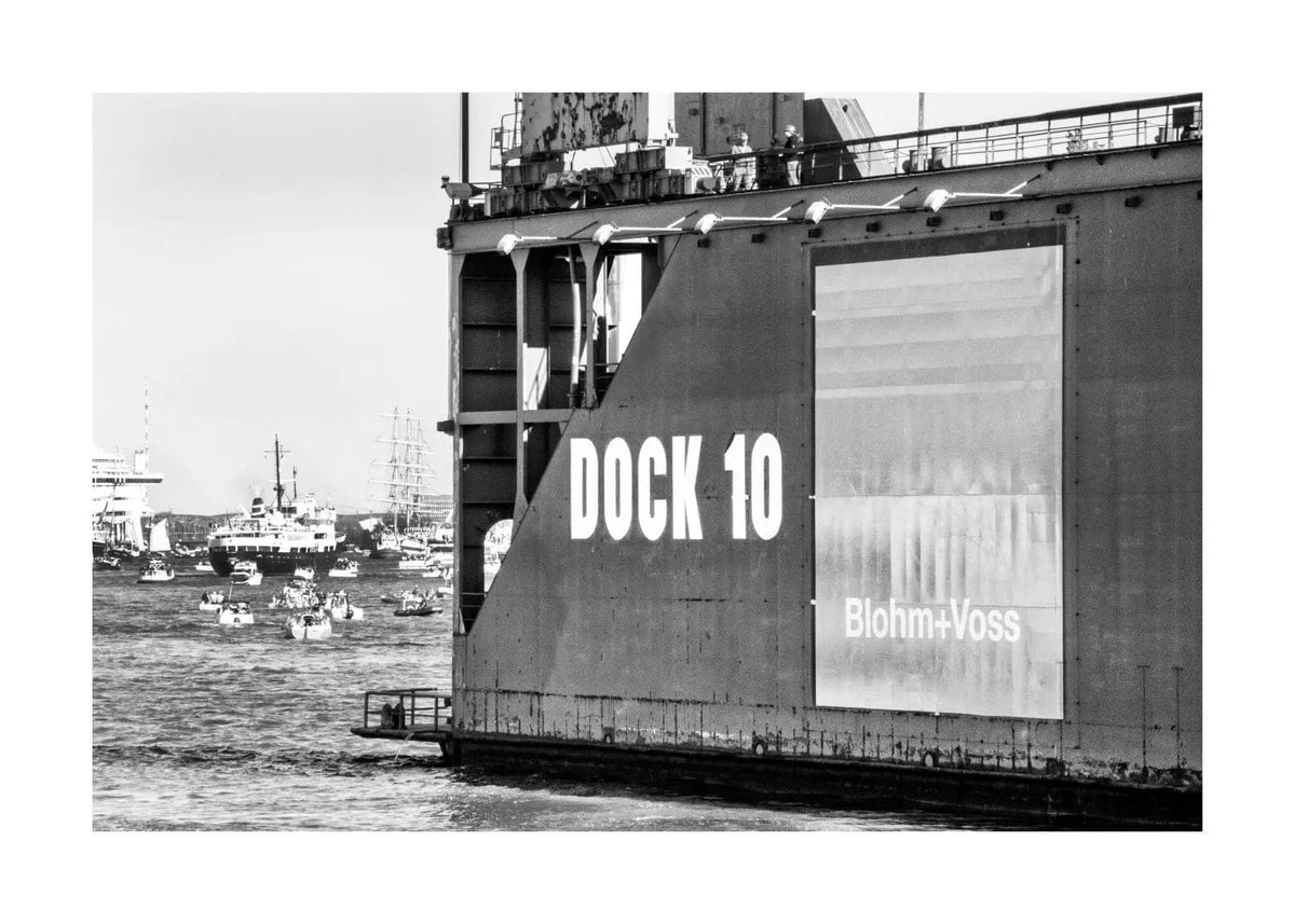 Schwarz-Weiß-Poster vom Hamburger Hafen Dock 10 von Cosman-Photocollection, A4-Format, mit weißem Rand.