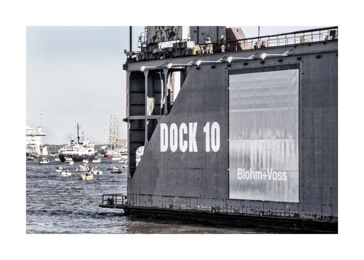 Schwarz-weiß Poster des Hamburger Hafens 'Dock 10' von Cosman-Photocollection, A4 Größe mit weißem Rand