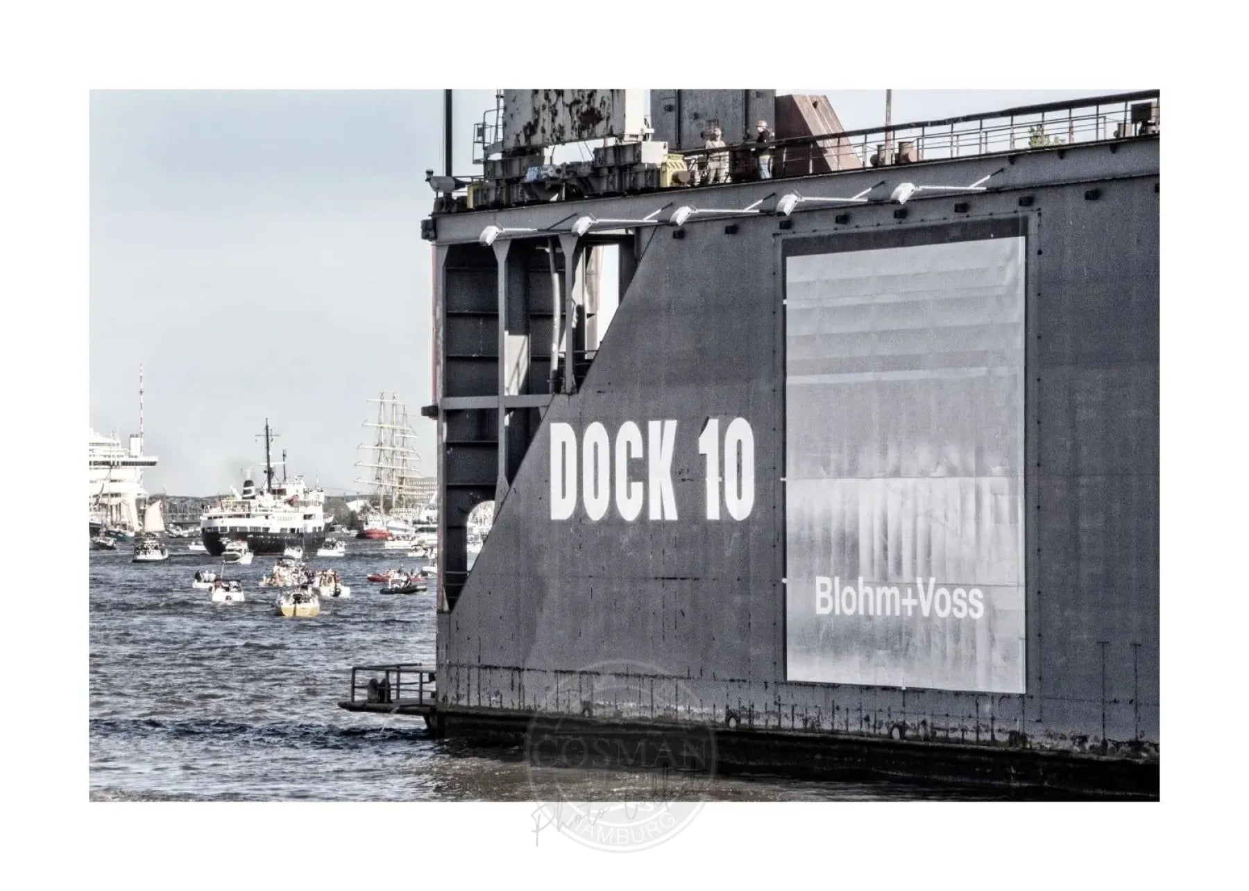 Schwarz-weiß Poster des Hamburger Hafens 'Dock 10' von Cosman-Photocollection, A4 Größe mit weißem Rand