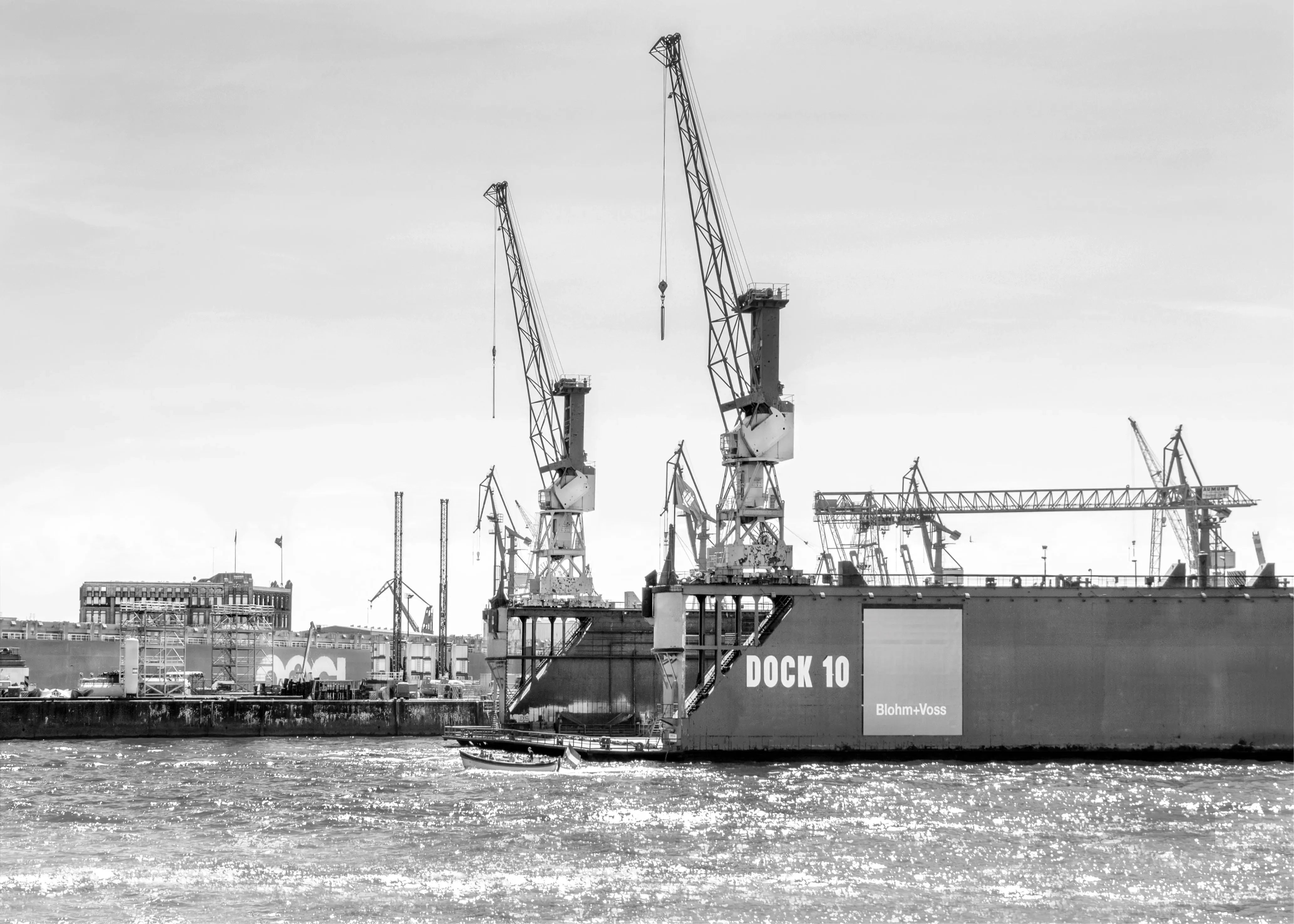 Schwarz-Weiß-Poster des Hamburger Hafens „Dock 10“ von Cosman-Photocollection, A4-Größe, mit weißem Rand.