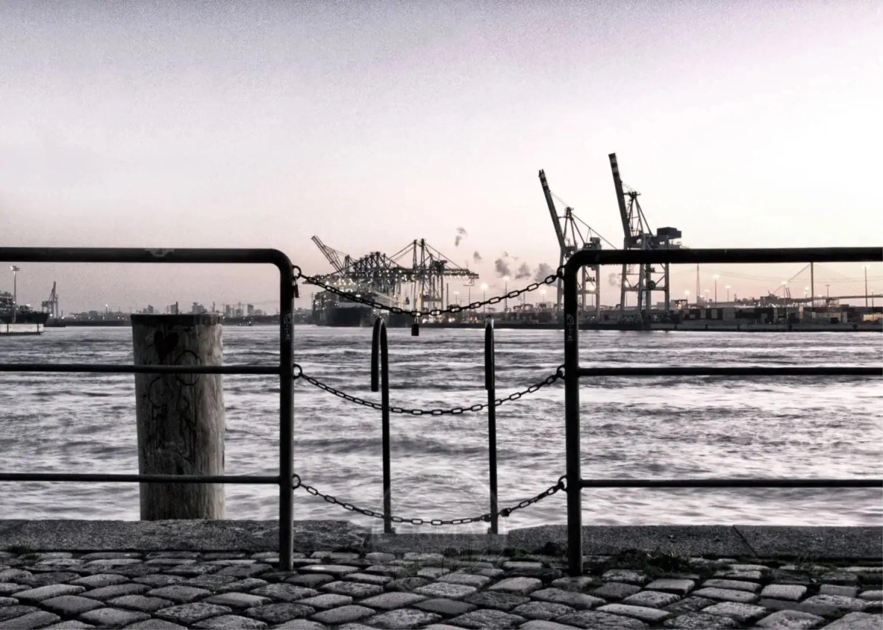 Schwarz-weiß Poster vom Hamburg Hafen mit Zaun, 29,7x21cm, von Cosman-Photocollection, mit weißem Rand.