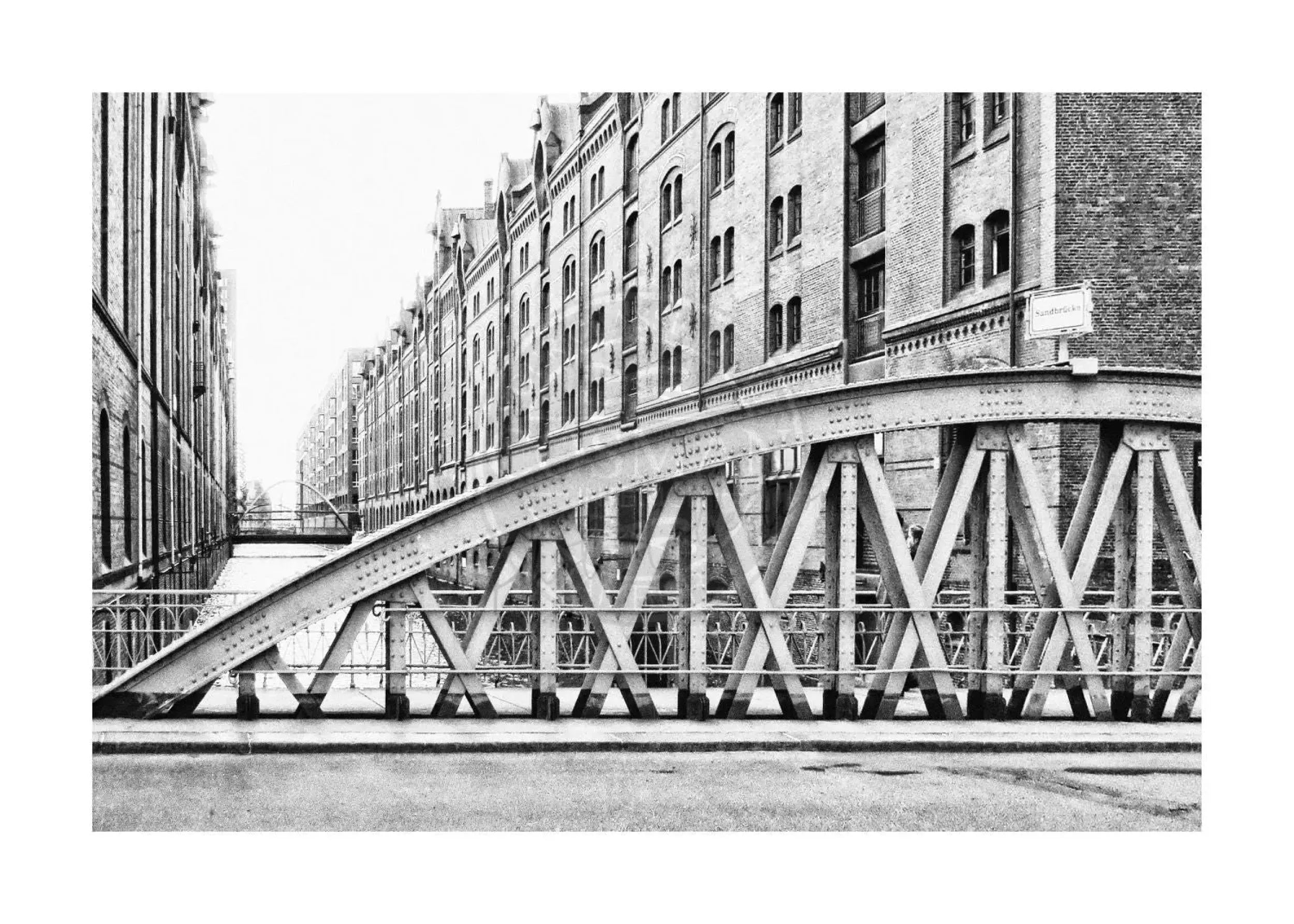 Schwarzweiß-Poster der Hamburger Speicherstadt von Cosman-Photocollection, A4-Größe, mit weißem Rand, kunstvoller Druck.
