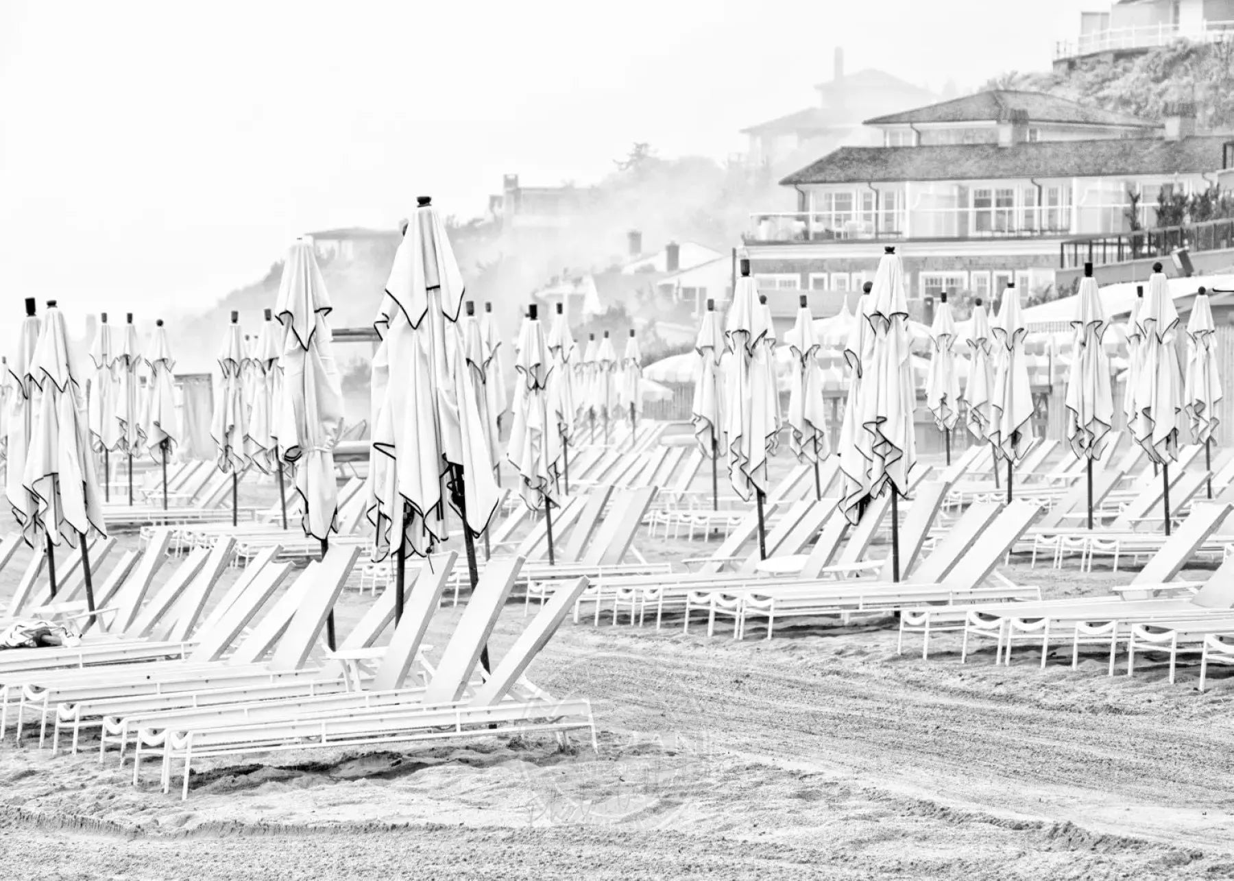 Schwarz-weiß-Poster Hamptons Long Island Beach von Cosman-Photocollection, A4 Größe, mit weißem Rand, elegant und stilvoll