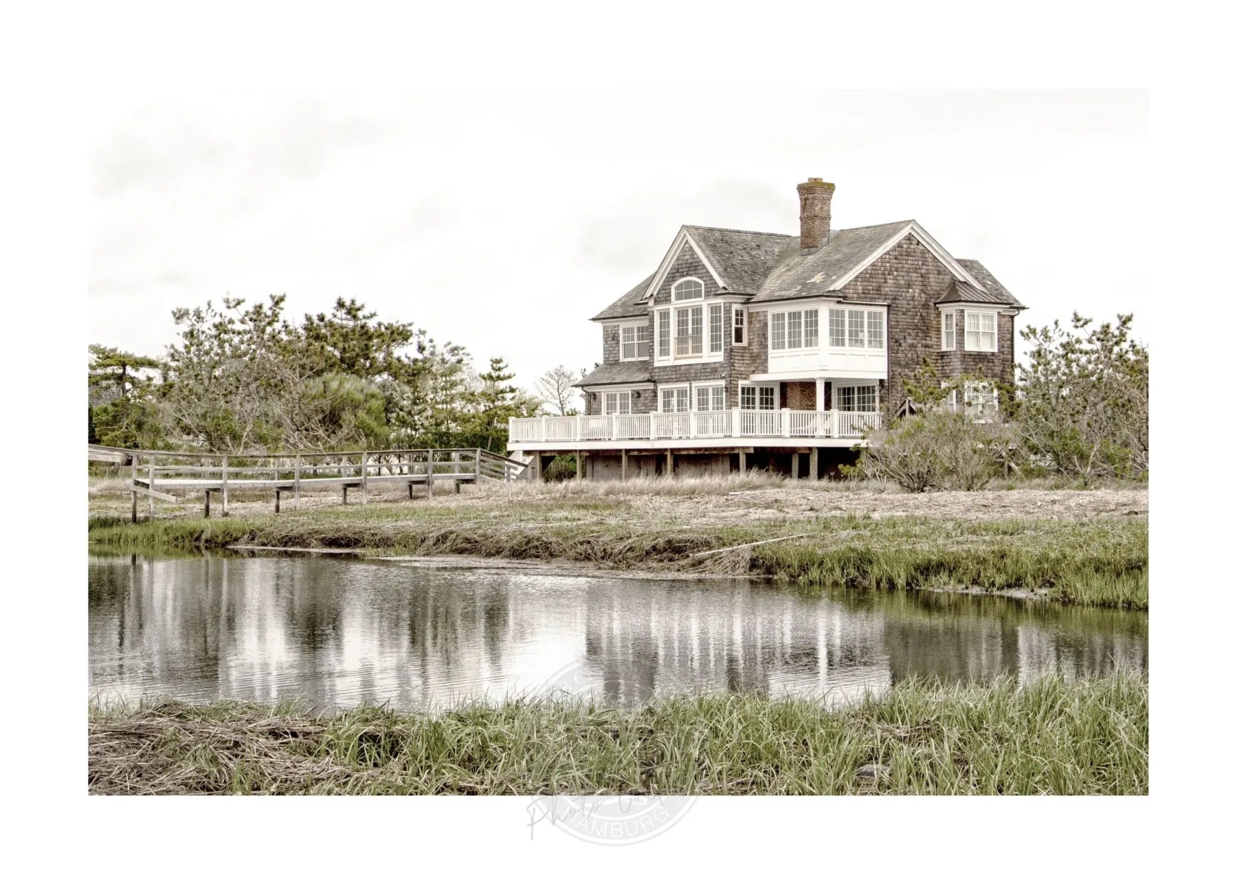 Schwarz-weiß Poster von Cosman-Photocollection mit Bild des Hamptons Long Island Beach House, 29,7x21cm, mit weißem Rand
