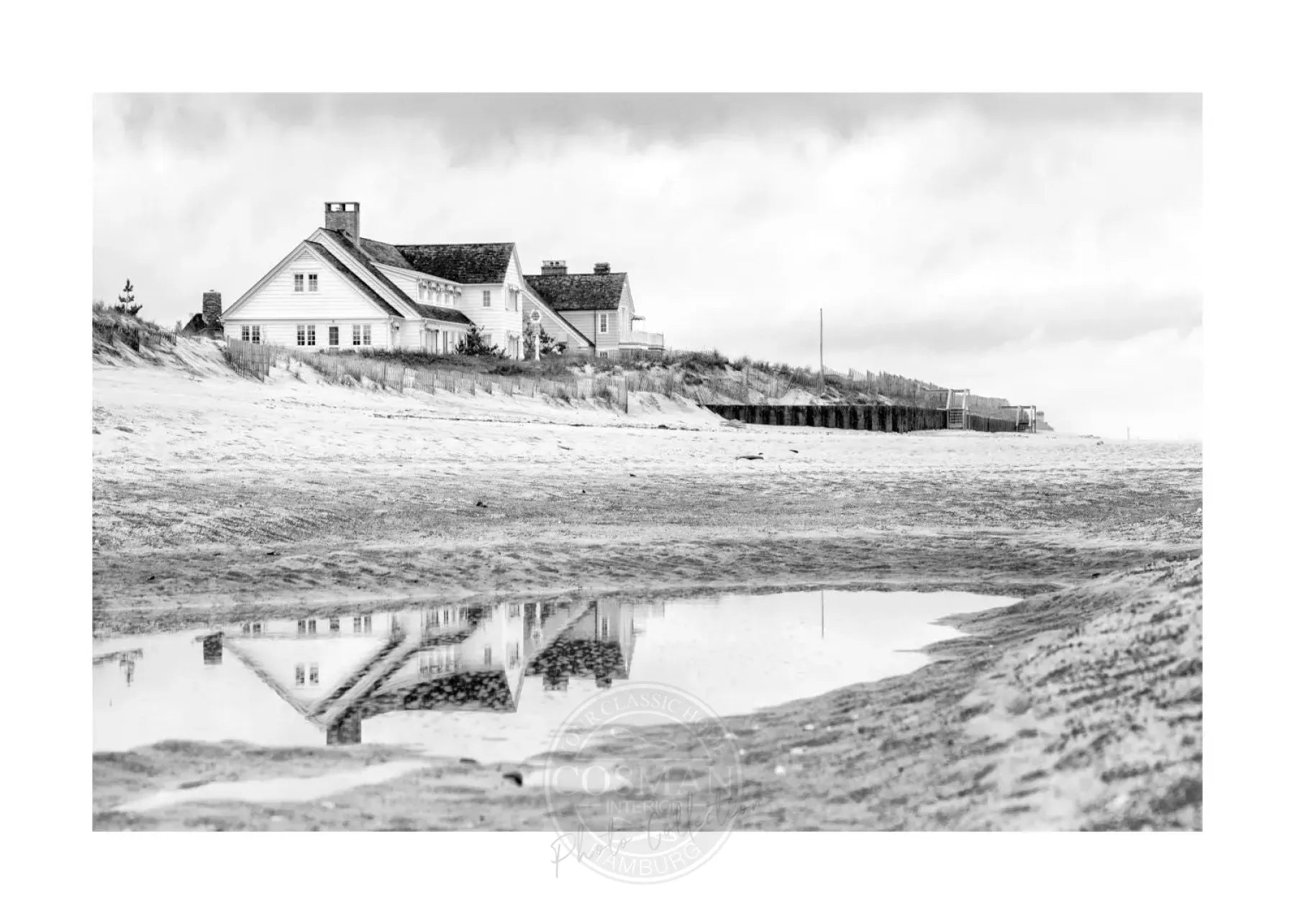 Schwarz-weiß Poster von Cosman-Photocollection, Hamptons Long Island Beach House, A4 Druck mit weißem Rand