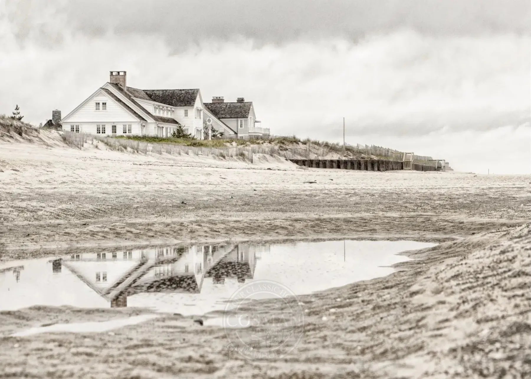 Schwarz-weiß Poster von Cosman-Photocollection mit Strandhaus-Motiv auf Long Island, 29,7x21cm, A4, mit weißem Rand