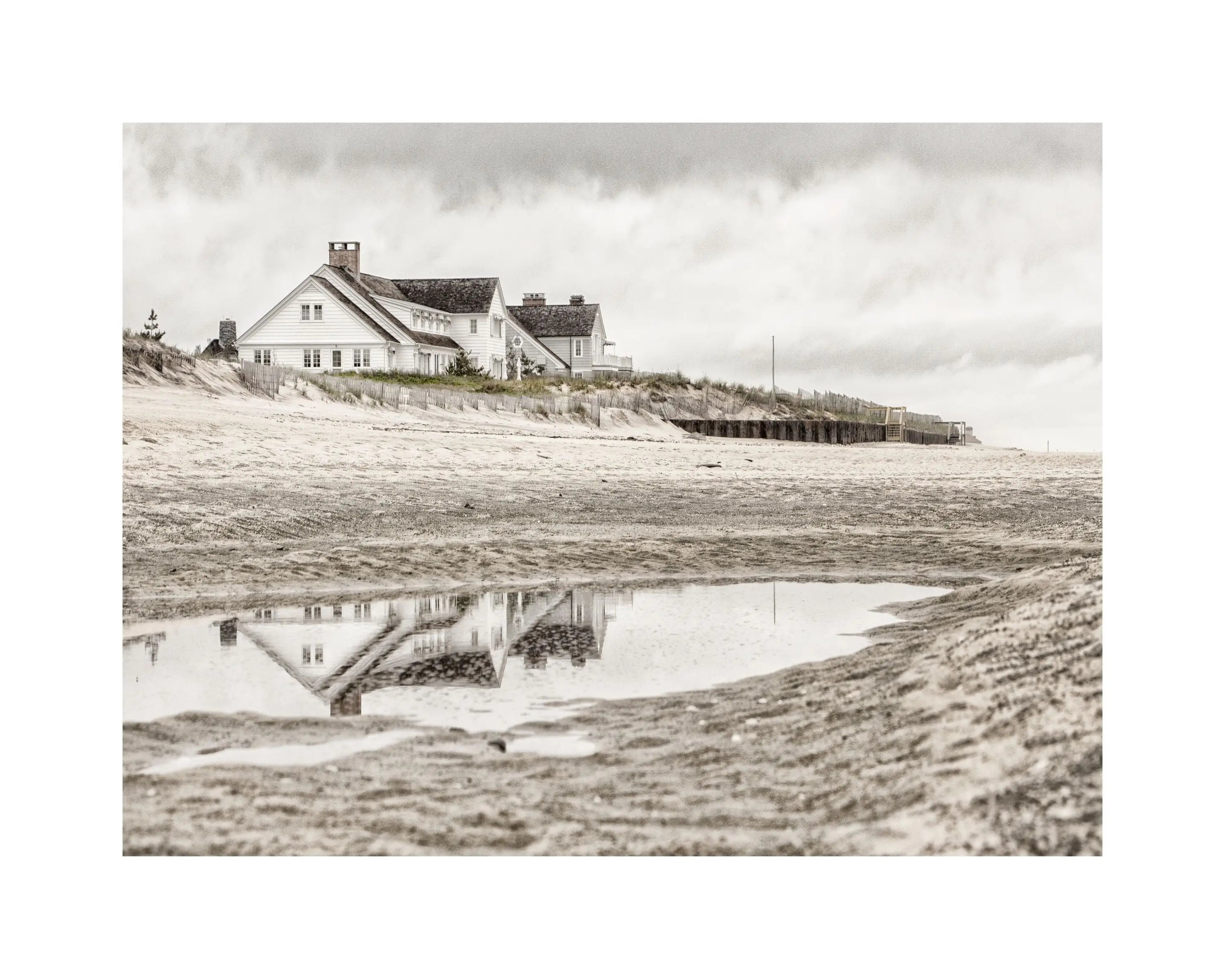 Schwarz-weiß Poster von Cosman-Photocollection mit Strandhaus-Motiv in den Hamptons, A4-Größe 29,7x21cm, mit weißem Rand