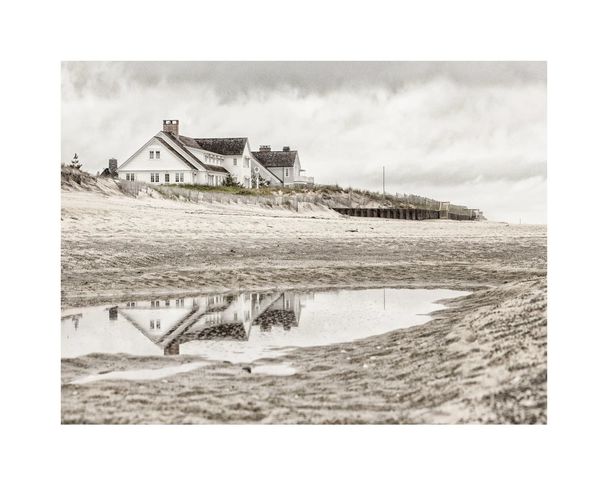 Schwarz-weiß Poster von Cosman-Photocollection mit Strandhaus-Motiv in den Hamptons, A4-Größe 29,7x21cm, mit weißem Rand