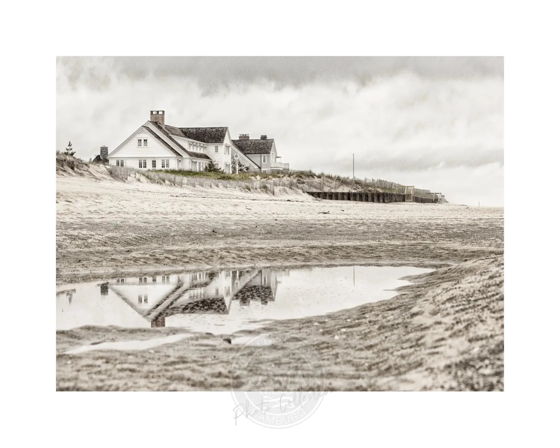 Schwarz-weiß Poster von Cosman-Photocollection mit Strandhaus-Motiv in den Hamptons, A4-Größe 29,7x21cm, mit weißem Rand
