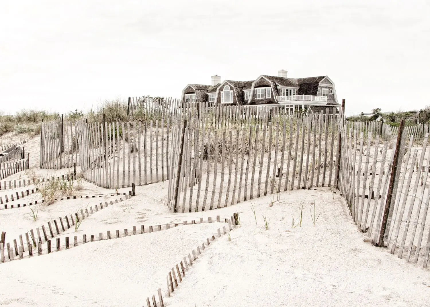 Schwarz-weiß Poster Hamptons Long Island Beach House von Cosman-Photocollection, A4-Größe mit weißem Rand