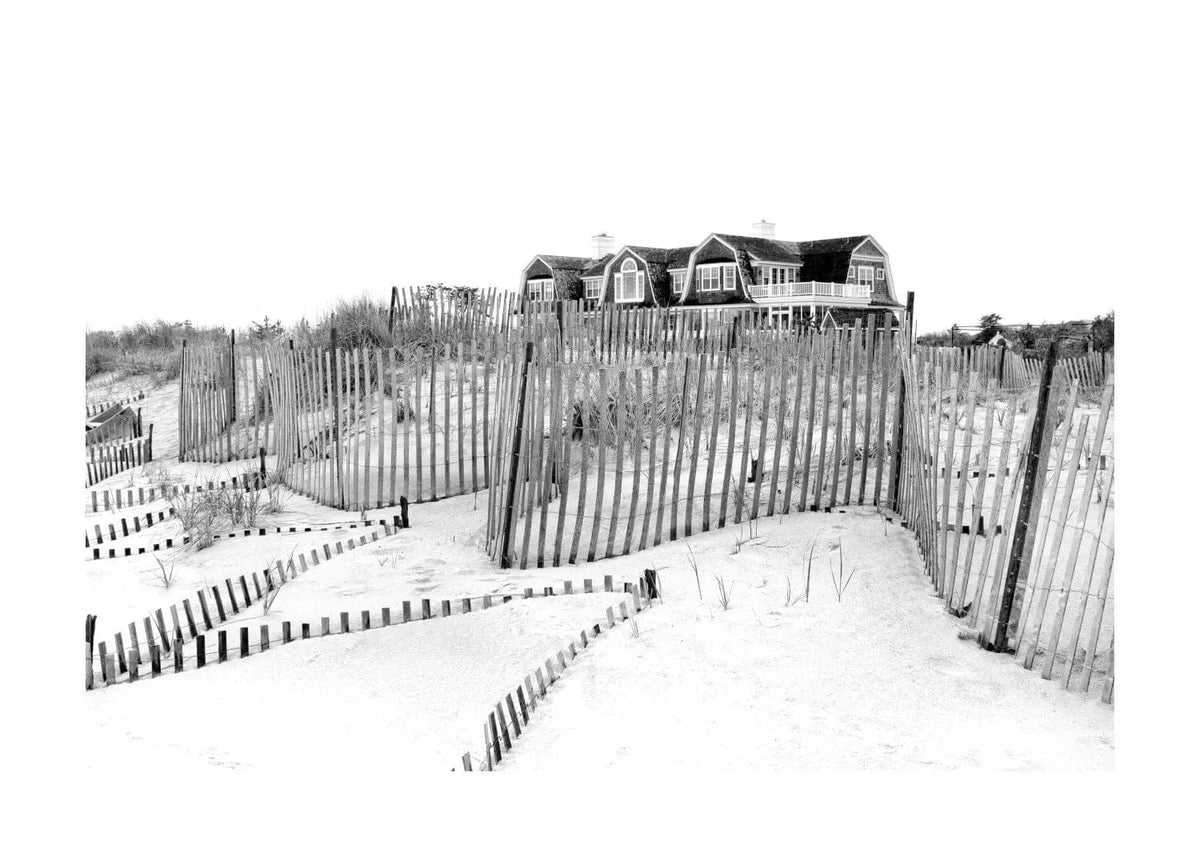 Schwarz-weißer Posterdruck „Beach House“ von Cosman-Photocollection, Long Island Hamptons, A4-Format, mit weißem Rand.