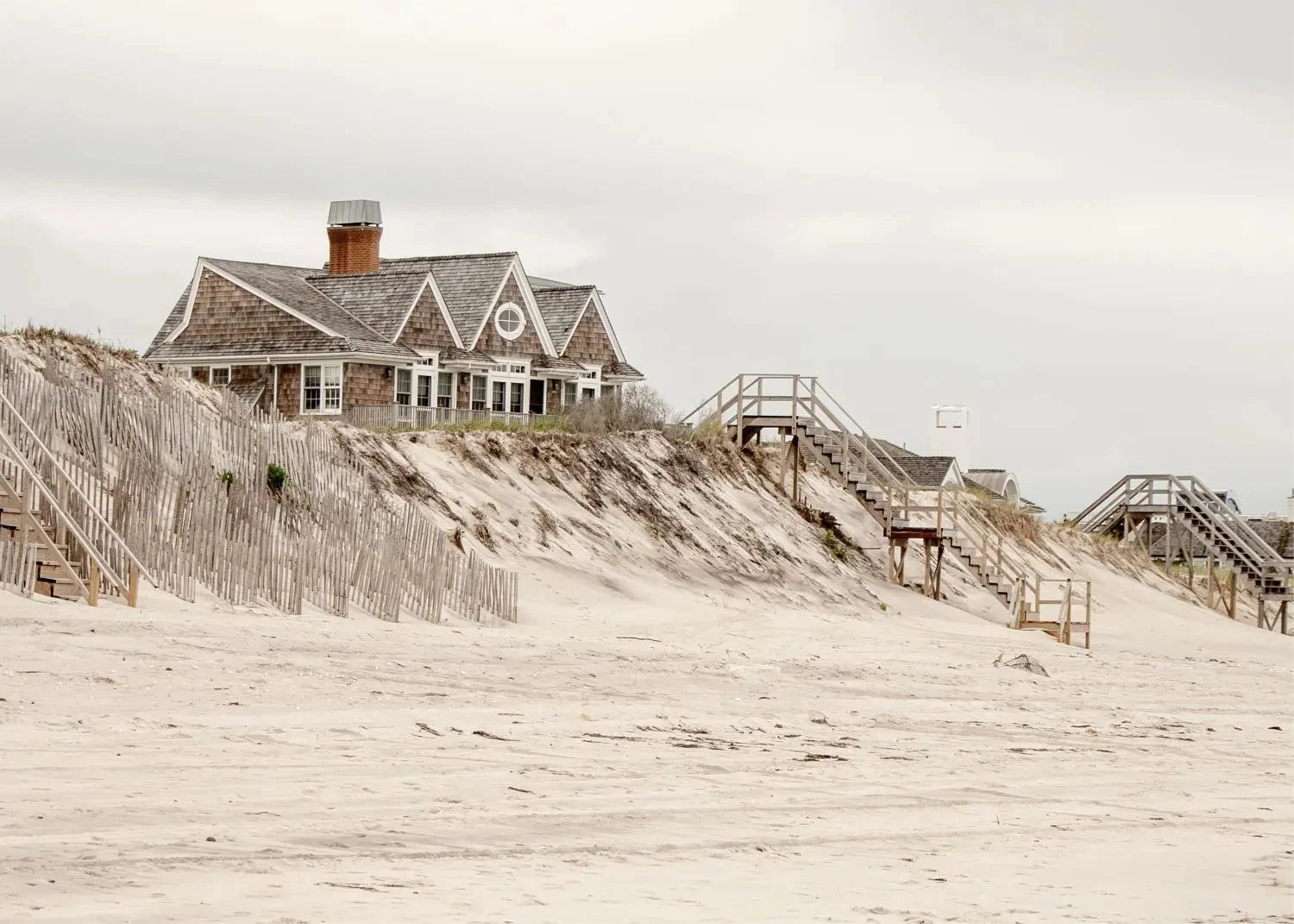 Schwarz-weiß Poster von Cosman-Photocollection, Hamptons Long Island Beach House, A4-Druck mit weißem Rand