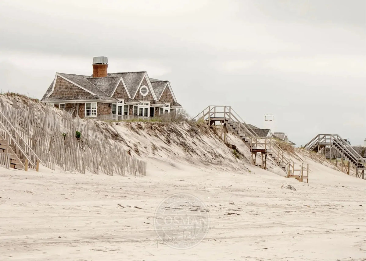 Schwarz-weiß Poster von Cosman-Photocollection, Hamptons Long Island Beach House, A4-Druck mit weißem Rand