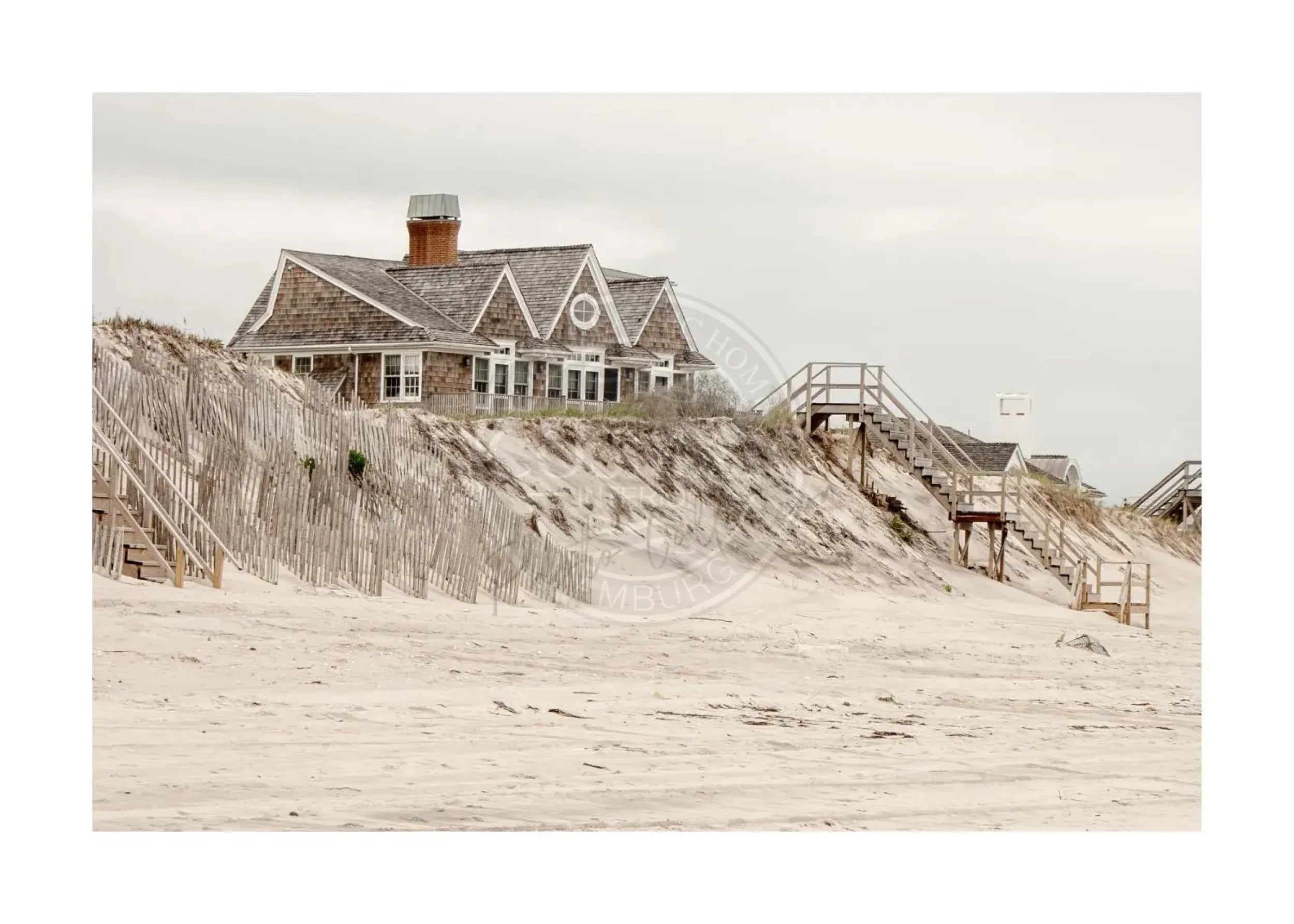 Schwarz-weiß Poster des Hamptons Beach House auf Long Island, im A4-Format, von Cosman-Photocollection.