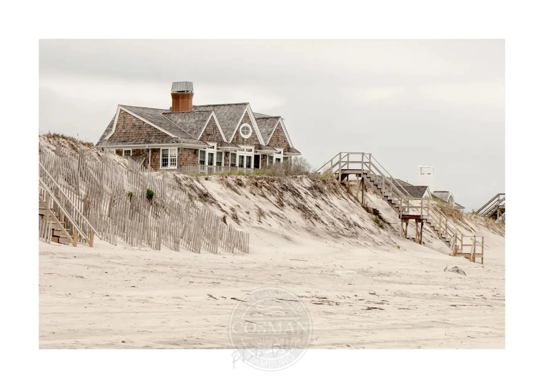 Schwarz-weiß Poster des Hamptons Beach House auf Long Island, im A4-Format, von Cosman-Photocollection.