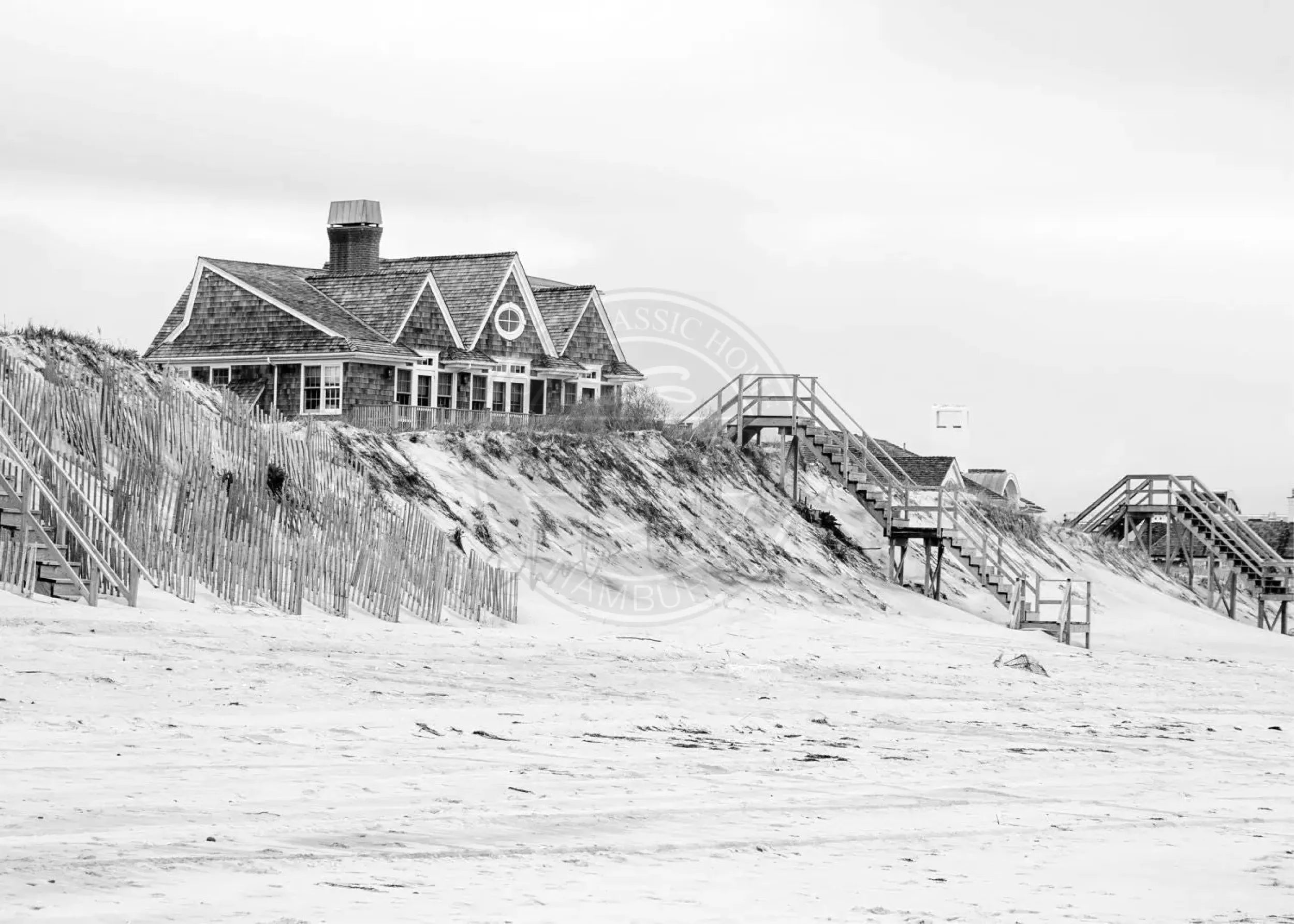 Schwarz-weiß Poster „Beach House“ von Cosman-Photocollection, Hamptons, Long Island, mit weißem Rand, A4-Größe.