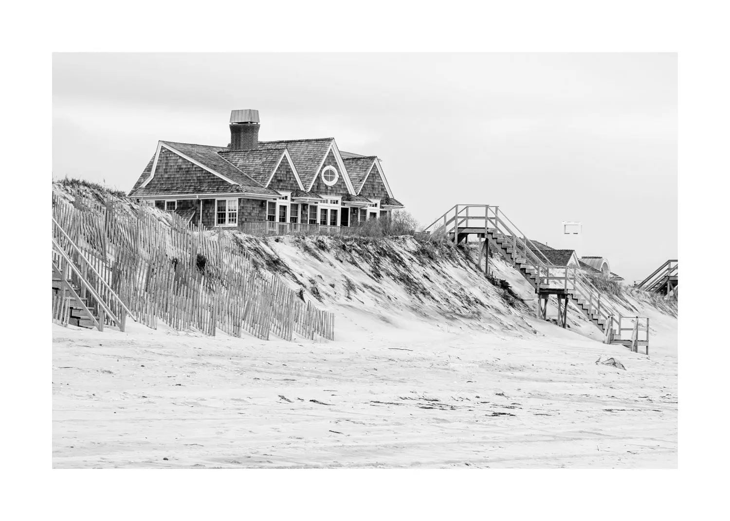 Schwarz-weiß Poster Hamptons Long Island ’Beach House’ von Cosman-Photocollection, 29,7x21cm, mit weißem Rand